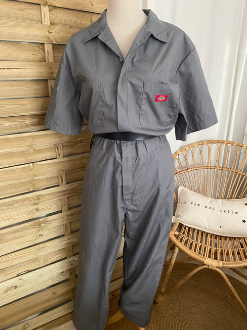 Combinaison Dickies grise portée sur buste avec ceinture – style workwear seconde main