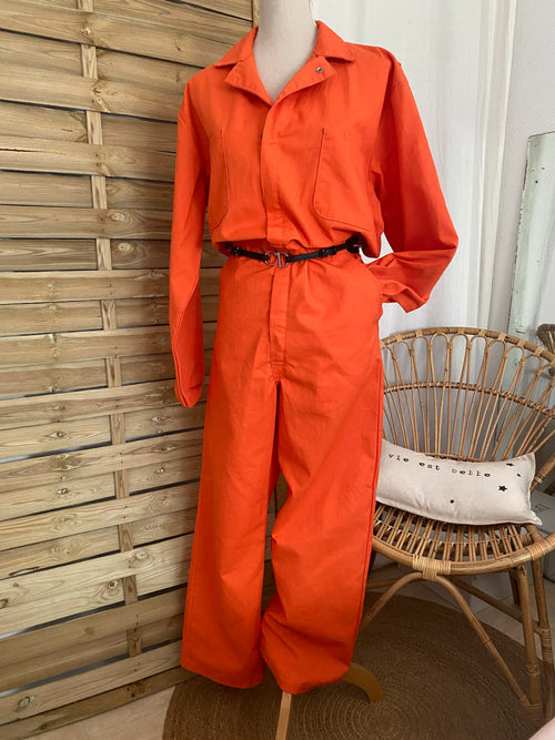 Combinaison Red Kap orange vif portée sur buste de face, ceinturée pour inspiration styling – workwear seconde main