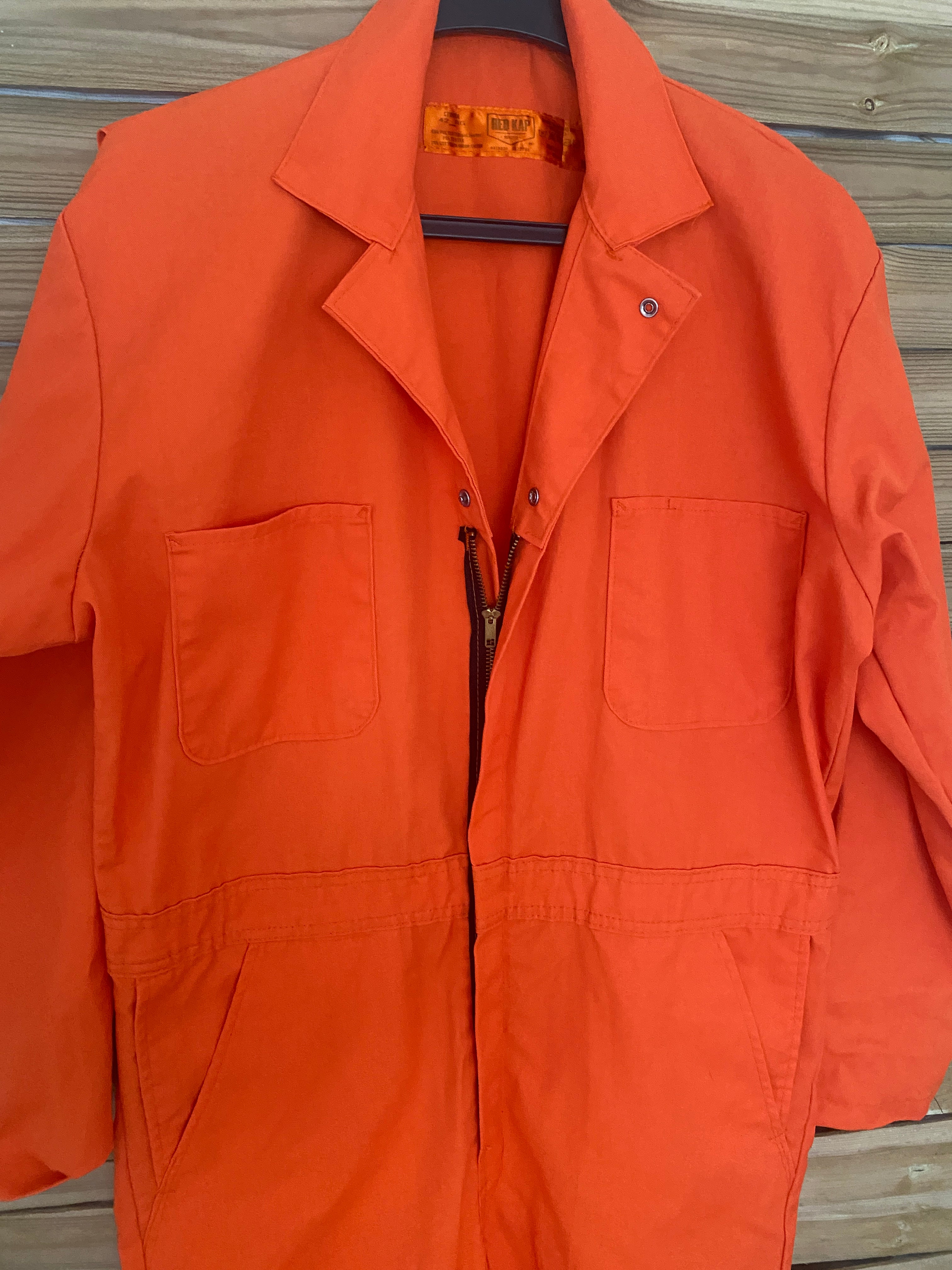 Combinaison Red Kap orange – focus buste, double zip central et poches poitrine plaquées
