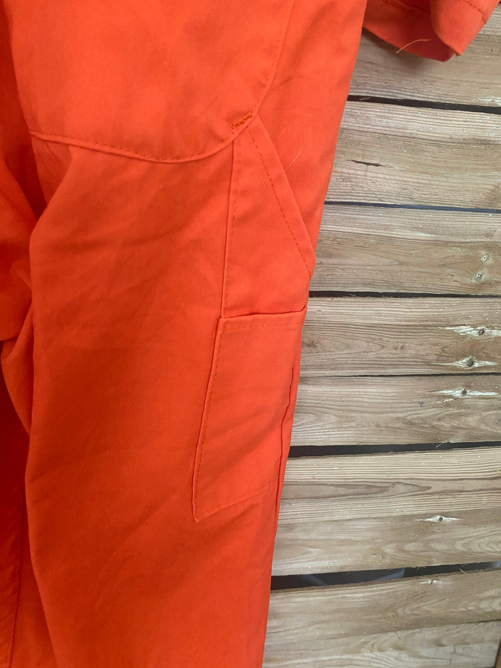 Combinaison Red Kap orange – détail poche cuisse latérale, tissu polycoton résistant