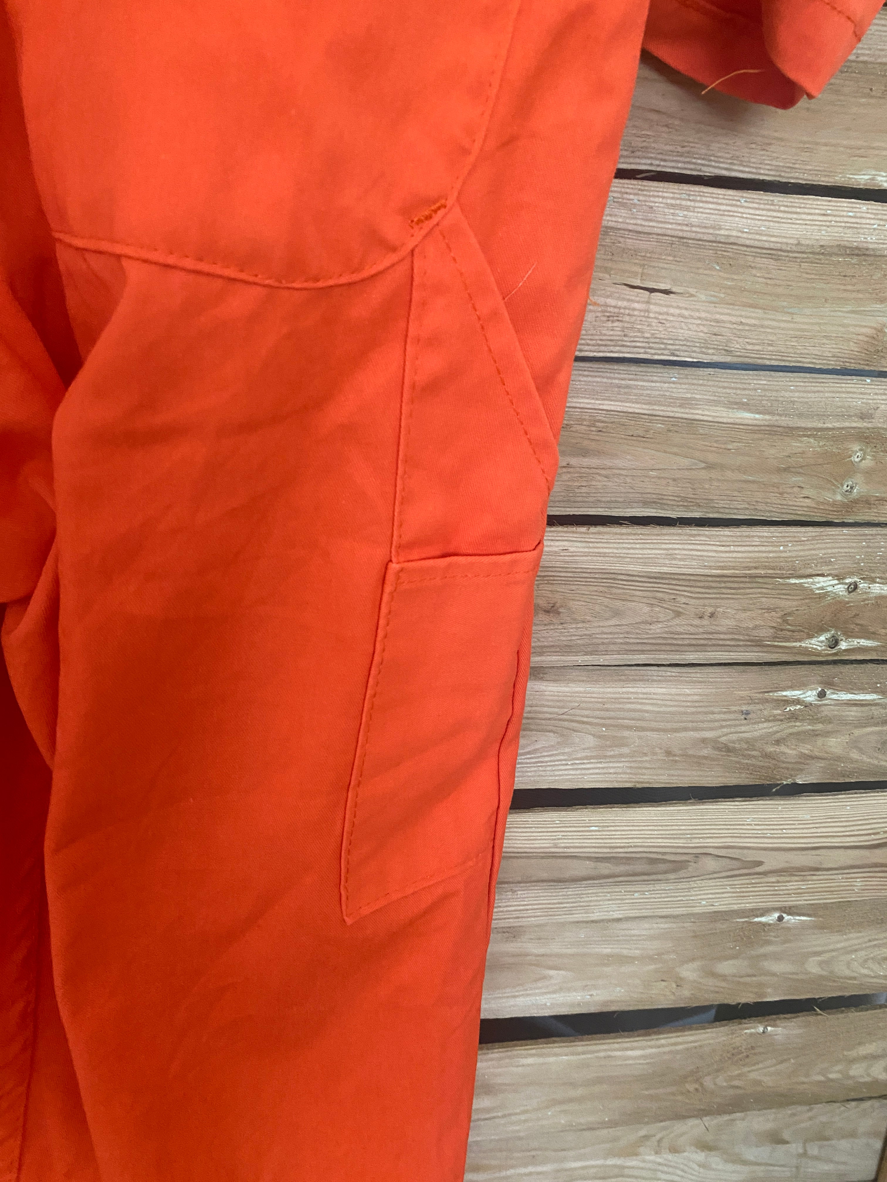 Combinaison Red Kap orange – détail poche cuisse latérale, tissu polycoton résistant