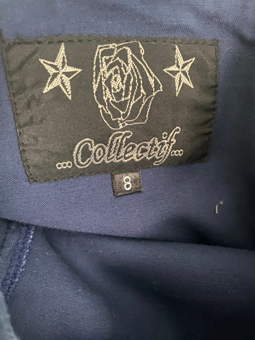 Étiquette brodée Collectif sur fond noir, rose et étoiles, taille 8 UK, marque rockabilly et pin up