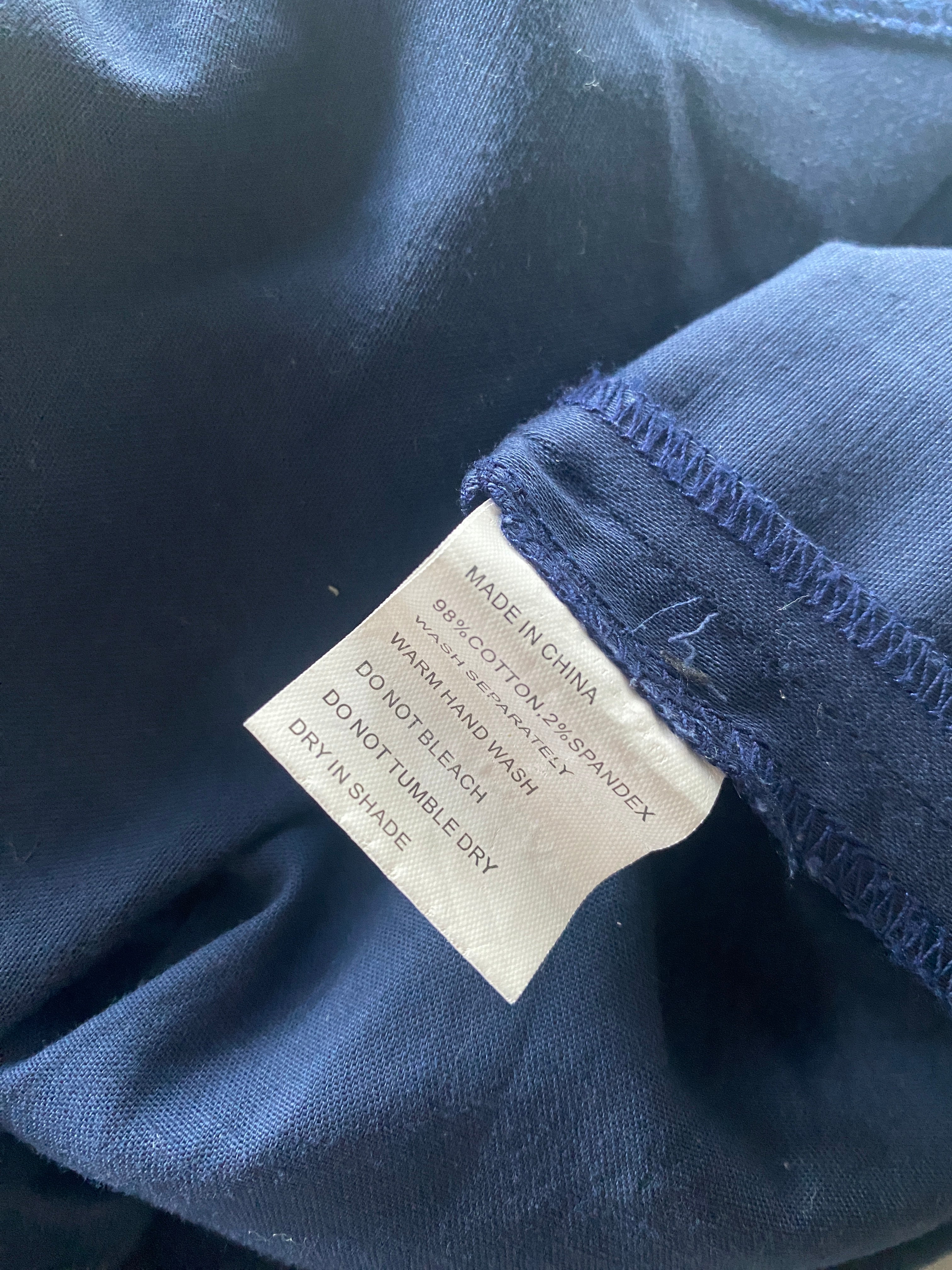 Étiquette composition robe Collectif : 98% coton 2% spandex, lavage main, séchage à l'ombre, sans javel ni sèche-linge