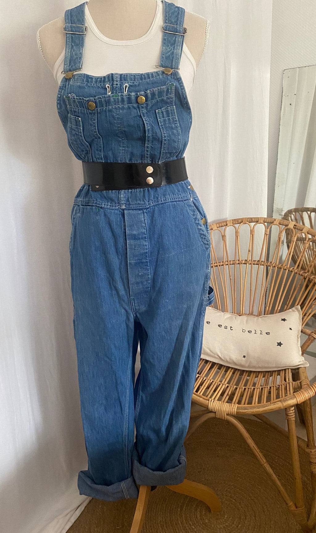 Salopette vintage Big Smith en denim – vue de face portée sur buste, stylisée avec ceinture
