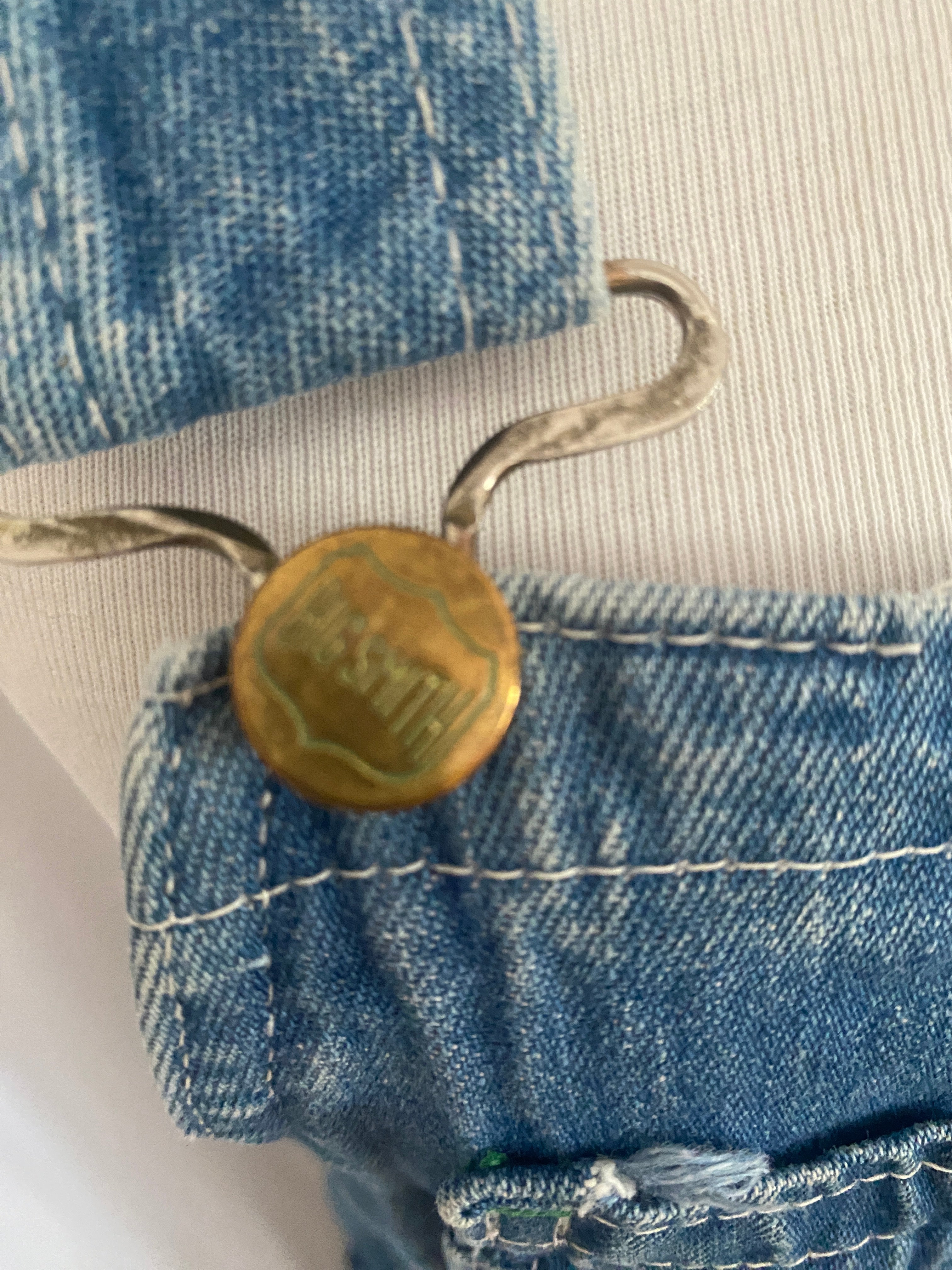 Salopette Big Smith – détail attache bretelle réglable et rivet cuivré