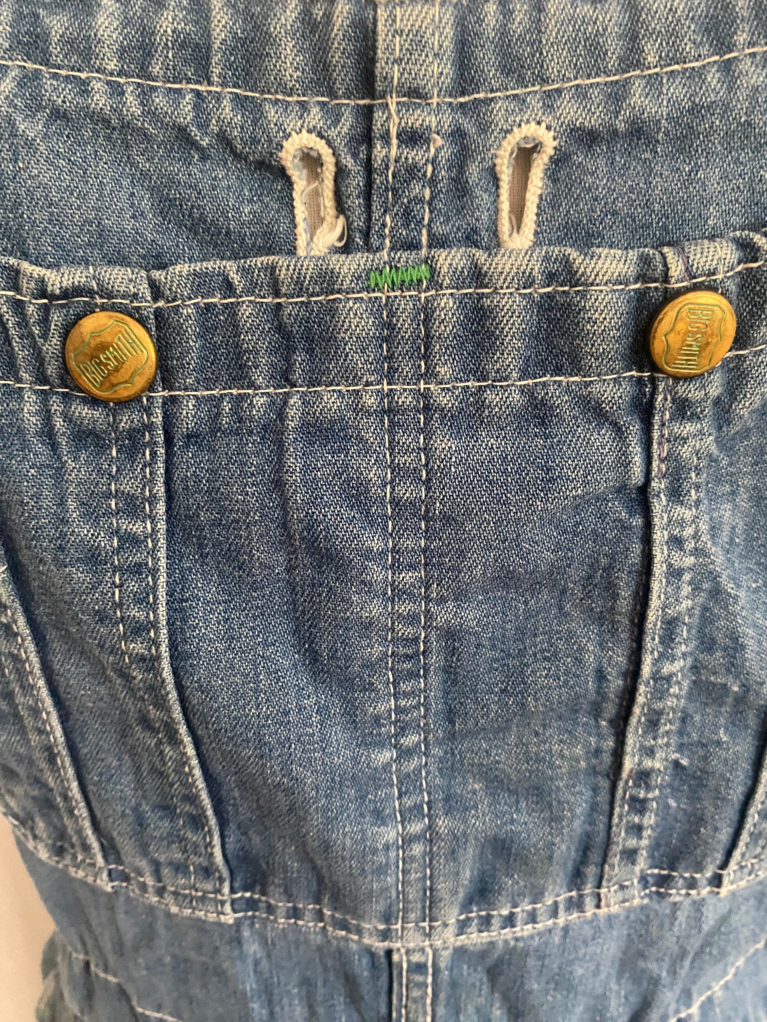 Salopette Big Smith – détail tablier : double poche poitrine, boutonnières et rivets cuivrés