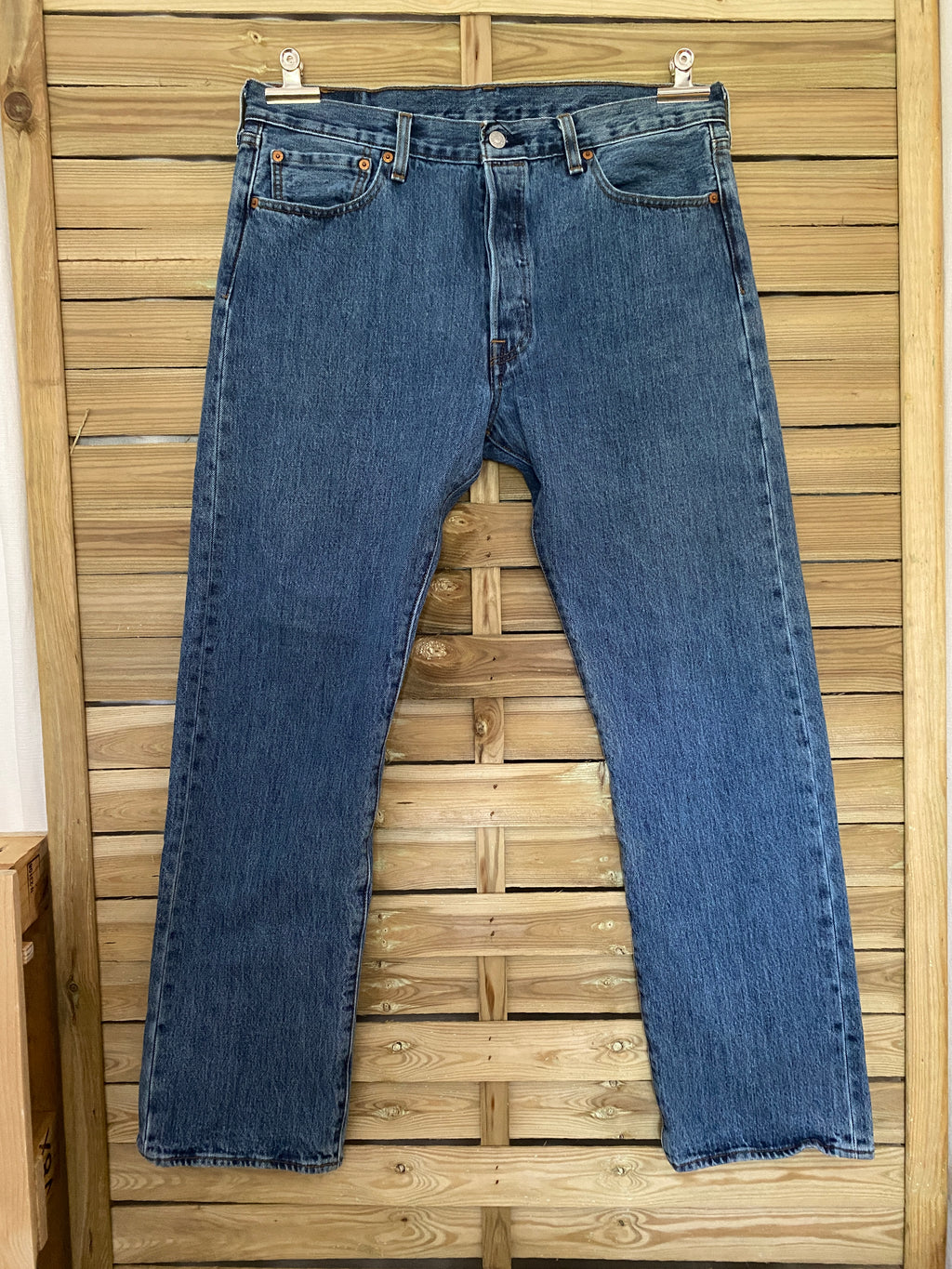 Jean vintage Levi's 501 indigo délavé – vue de face globale sur cintre