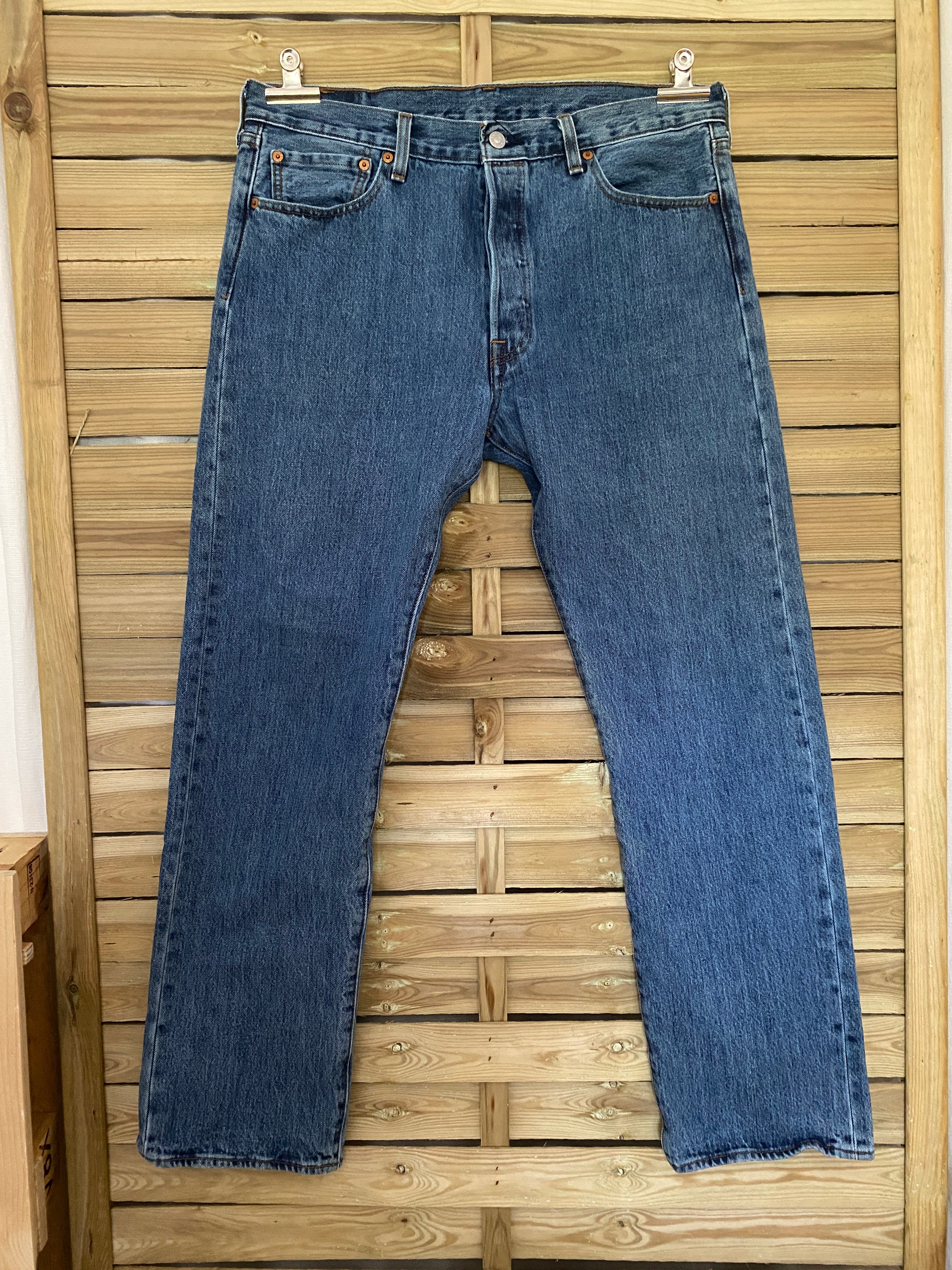 Jean vintage Levi's 501 indigo délavé – vue de face globale sur cintre