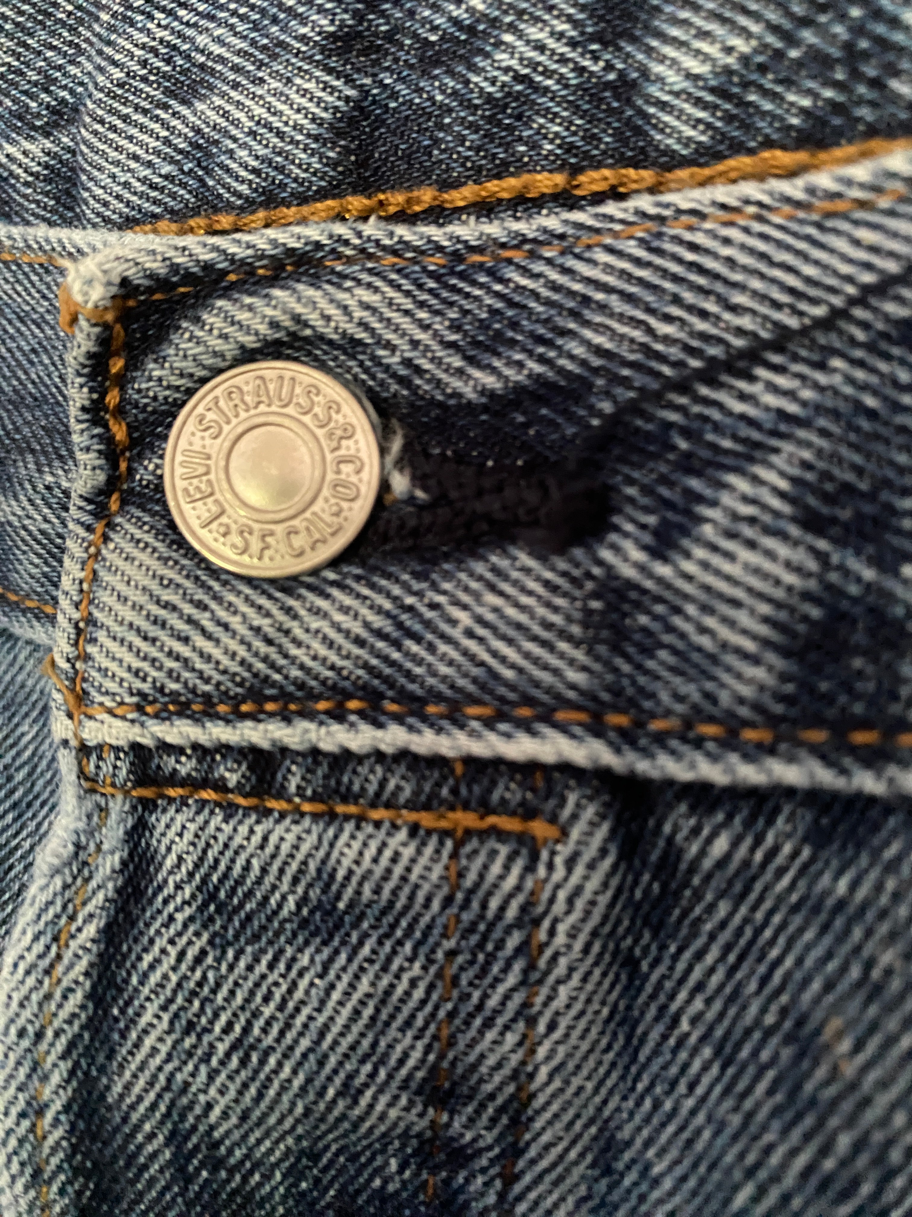 Levi's 501 – détail bouton braguette gravé Levi Strauss & Co. S.F. Cal.