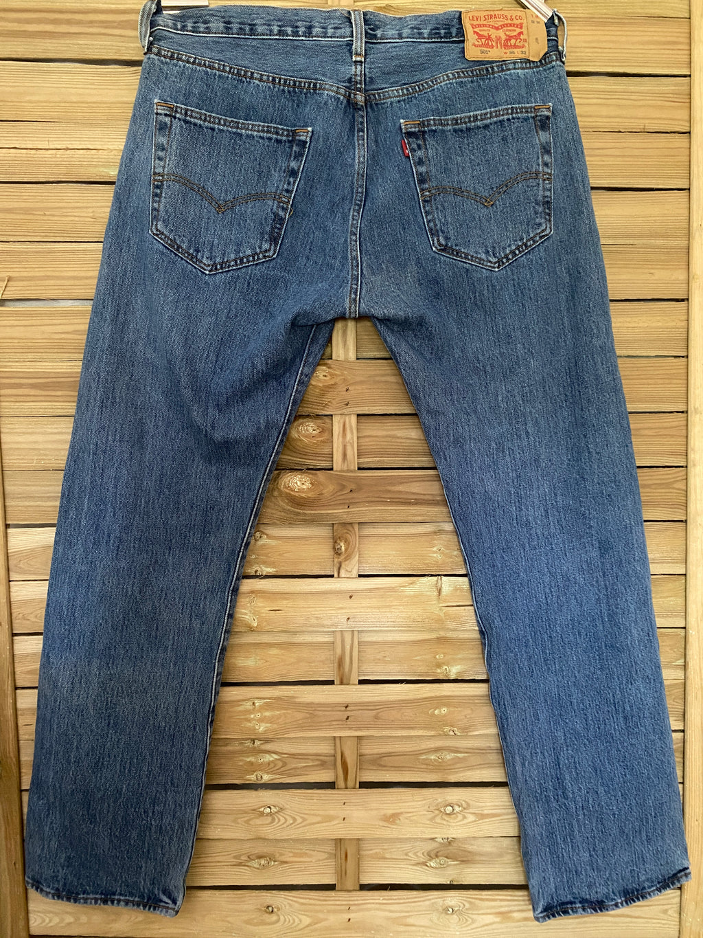 Jean vintage Levi's 501 indigo délavé – vue de face globale sur cintre