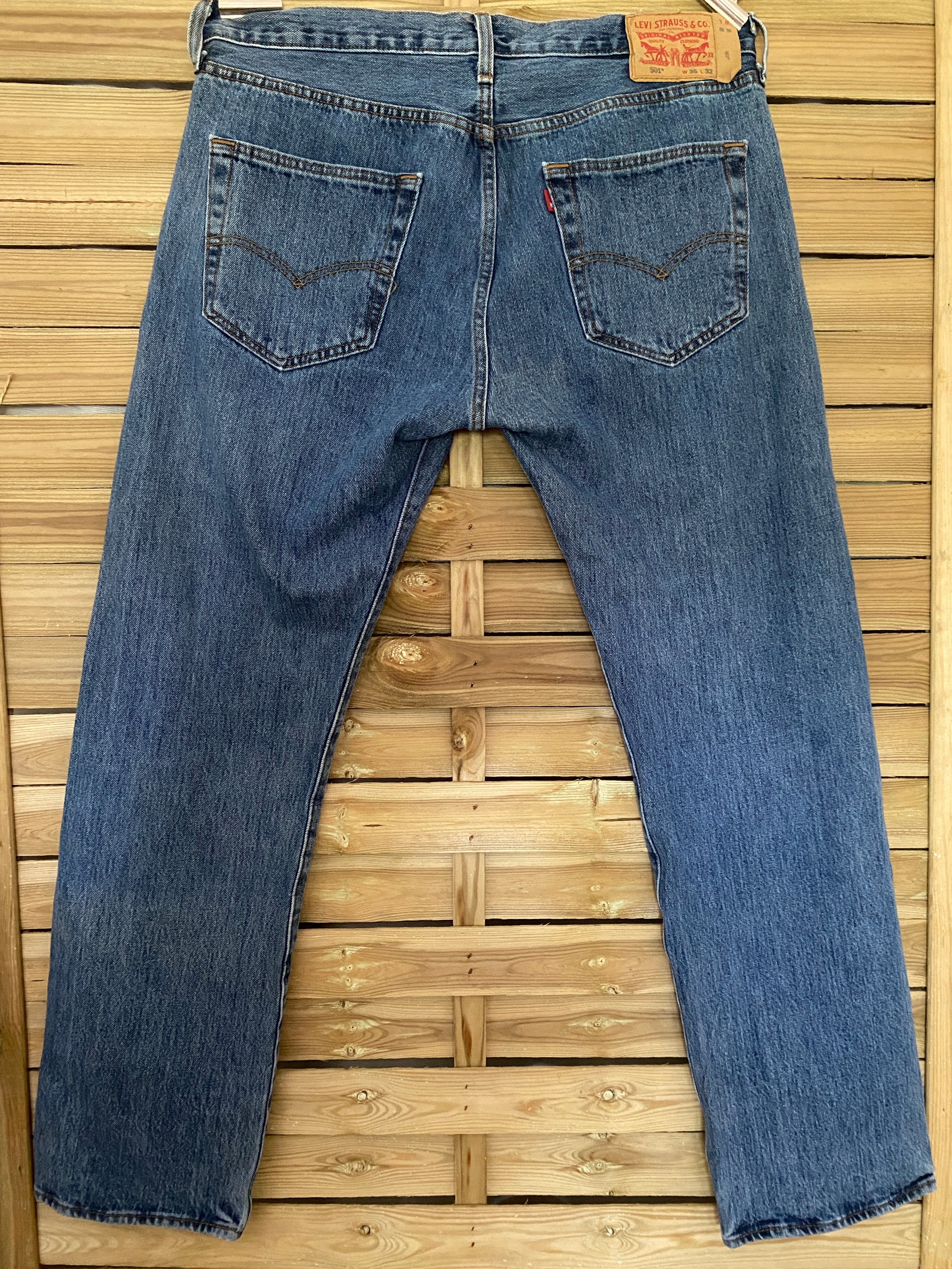 Jean vintage Levi's 501 indigo délavé – vue de face globale sur cintre