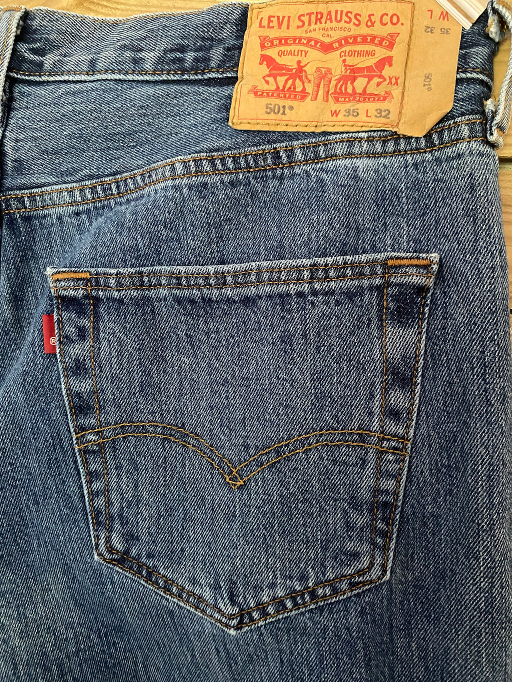 Levi's 501 – détail patch cuir Two Horse W35 L32 et poche arrière