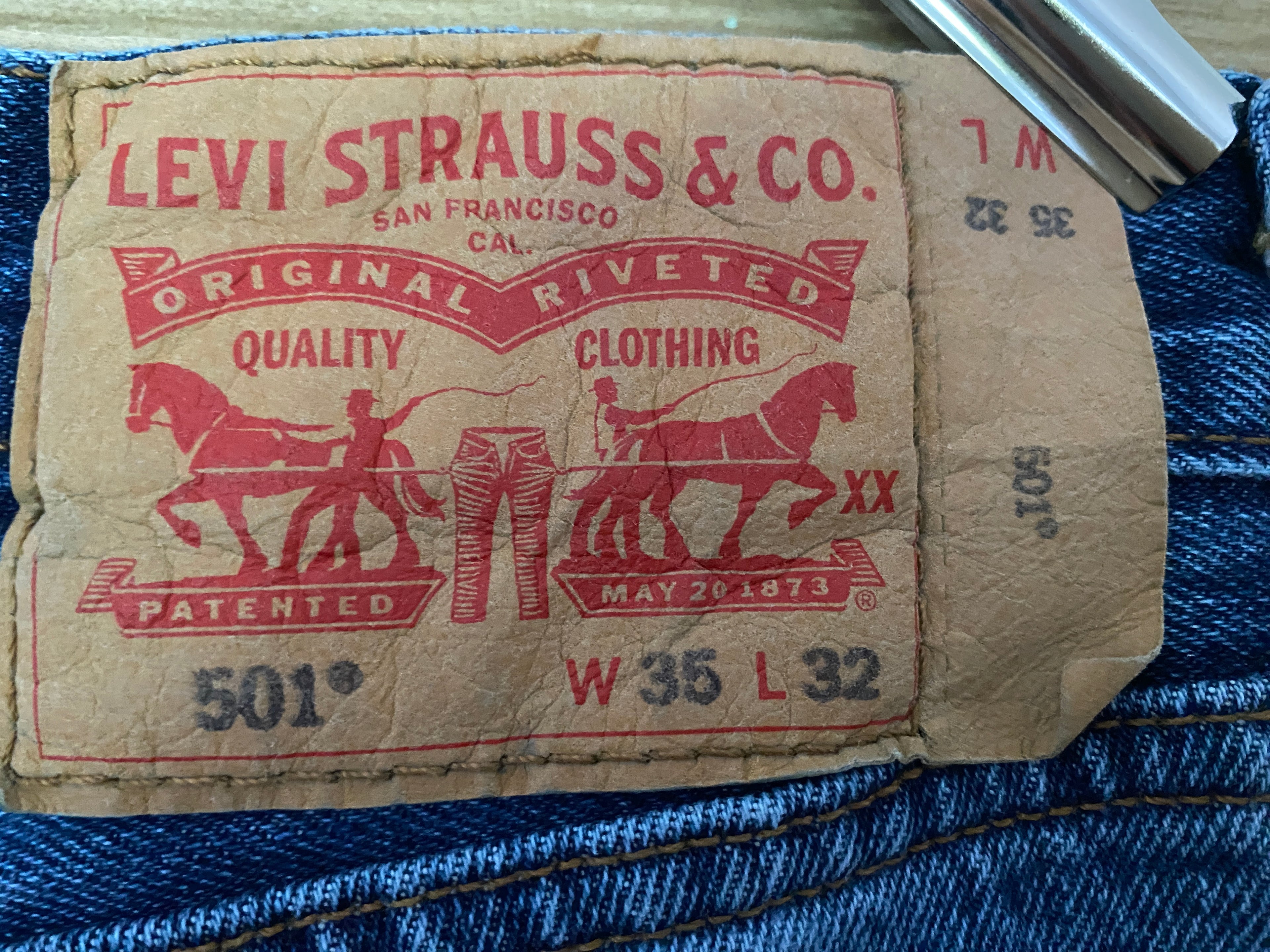 Levi's 501 – gros plan patch cuir Two Horse, logo Levi Strauss & Co.