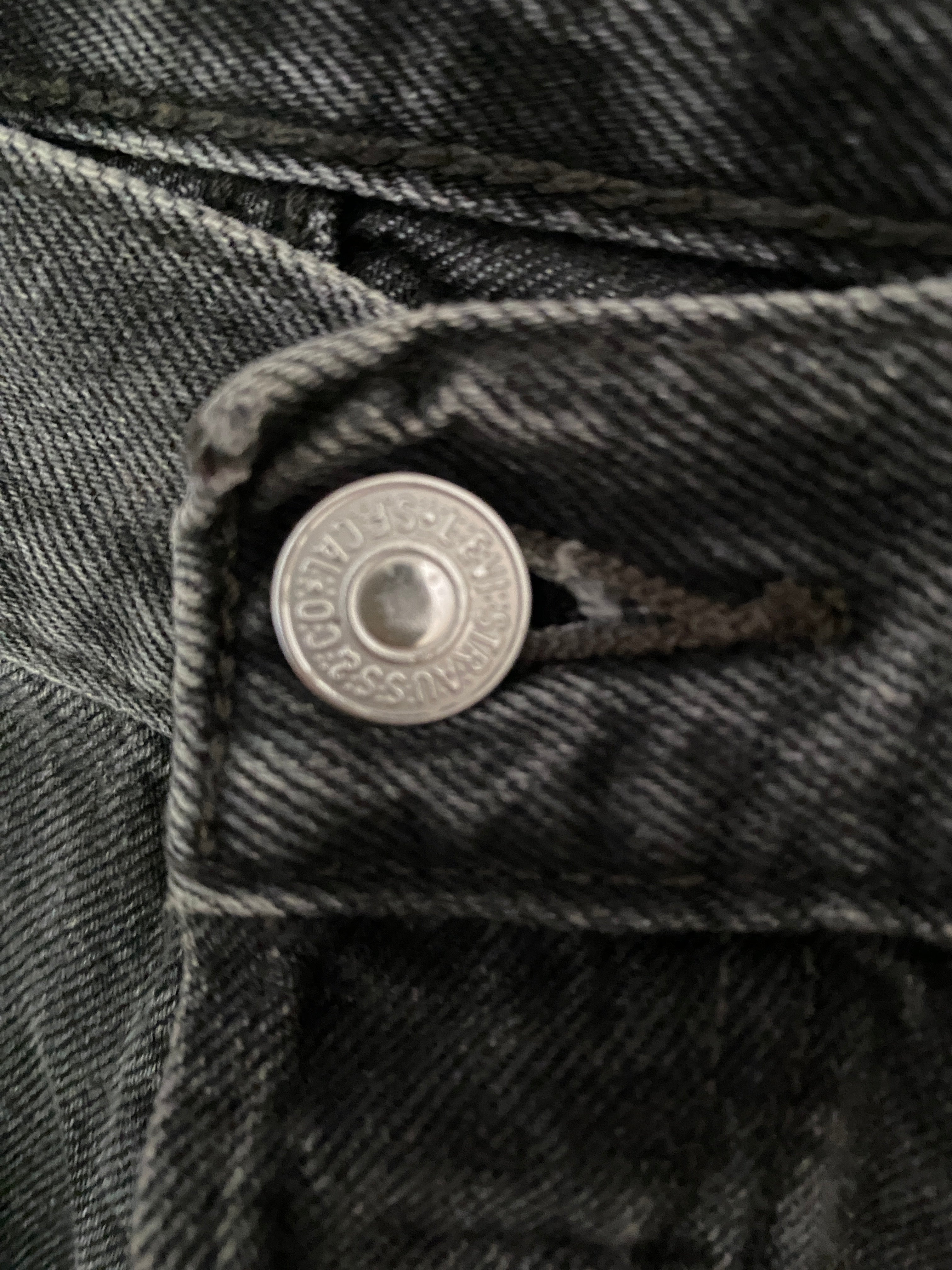 Jean Vintage Levi's 501 – Denim Noir Délavé – Bas Bruts Raw Hem – W31 L30 – Seconde Main