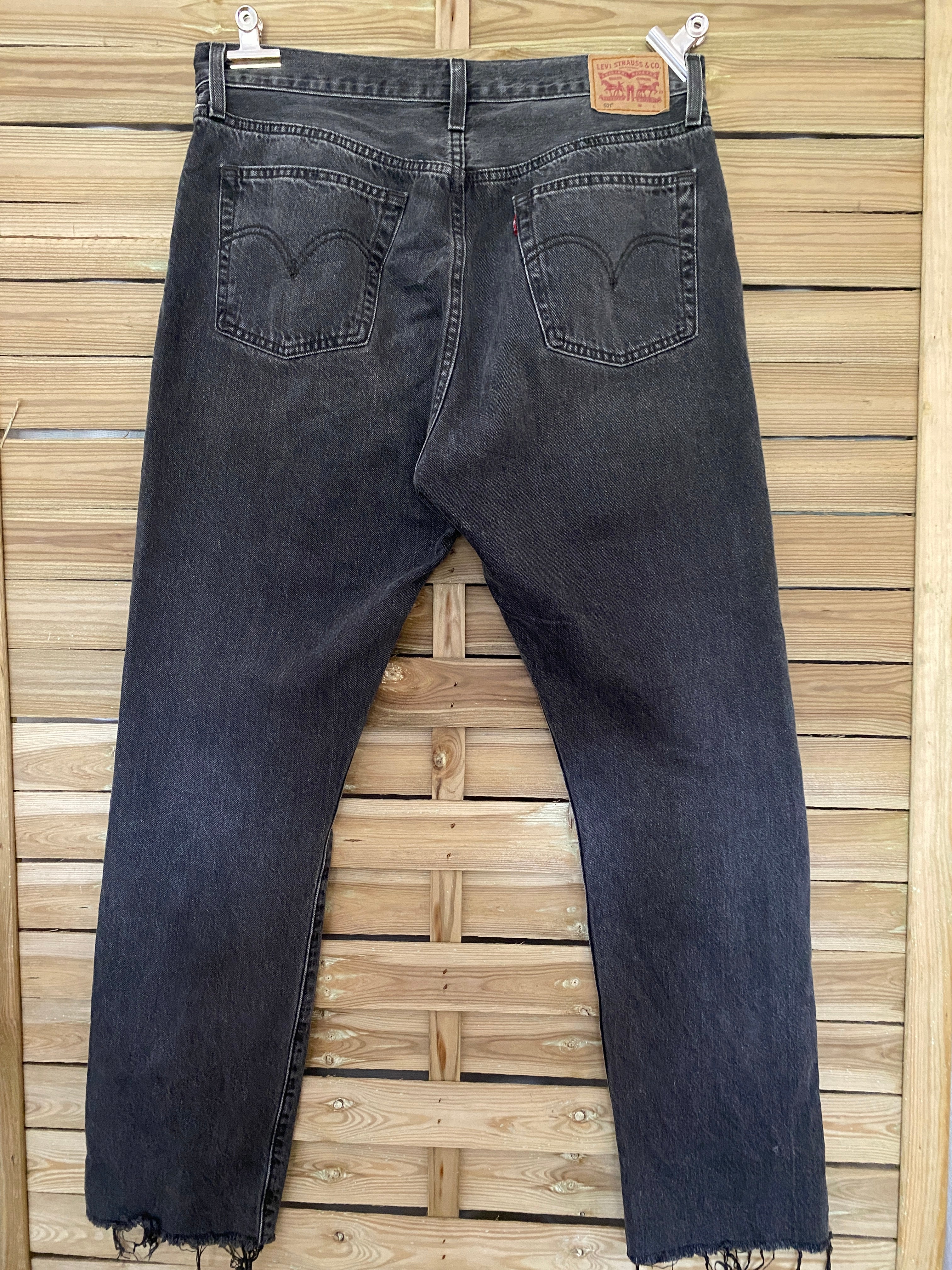 Jean vintage Levi's 501 noir délavé – vue de dos globale sur cintre