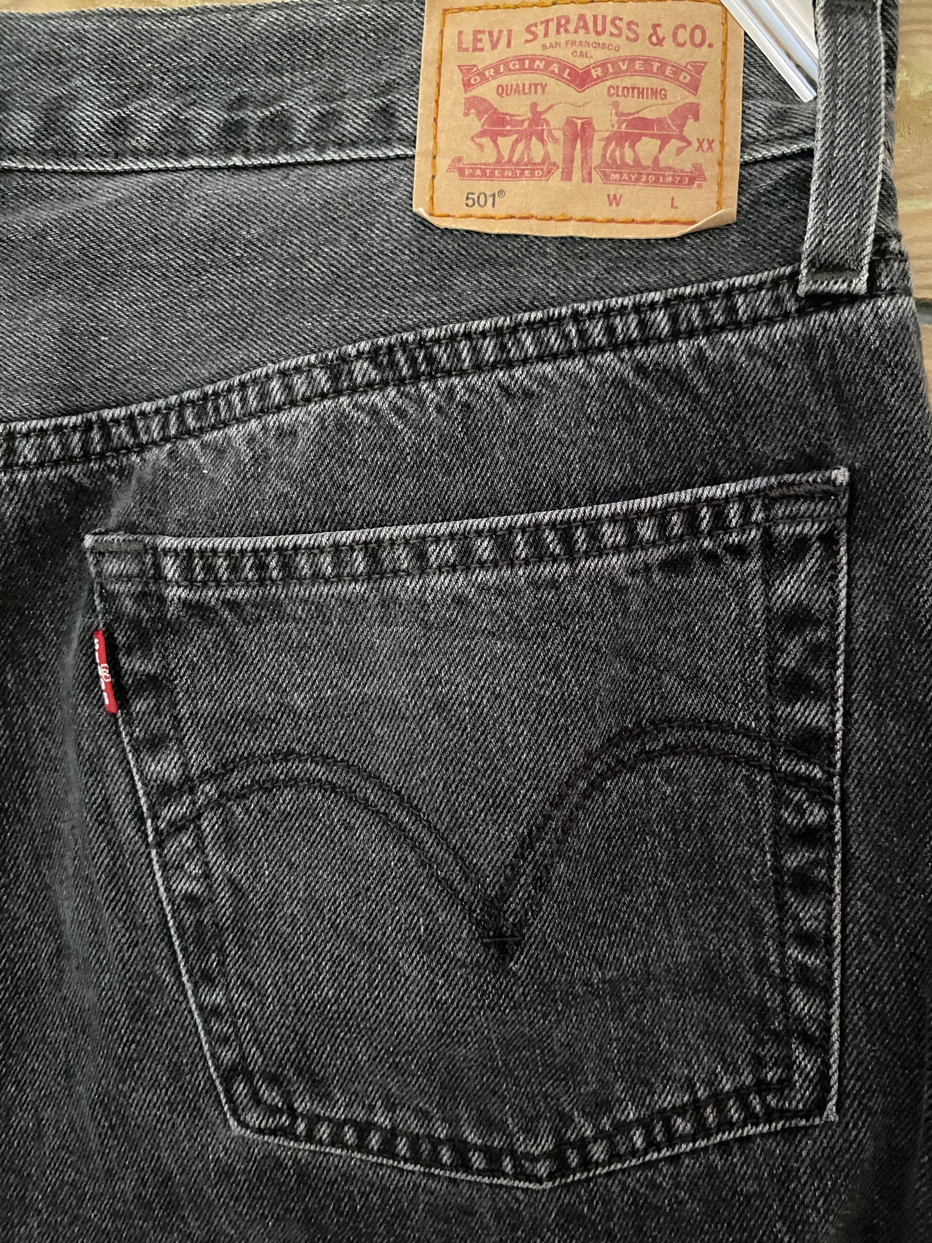 Levi's 501 – détail poche arrière et étiquette carton patch cuir Two Horses