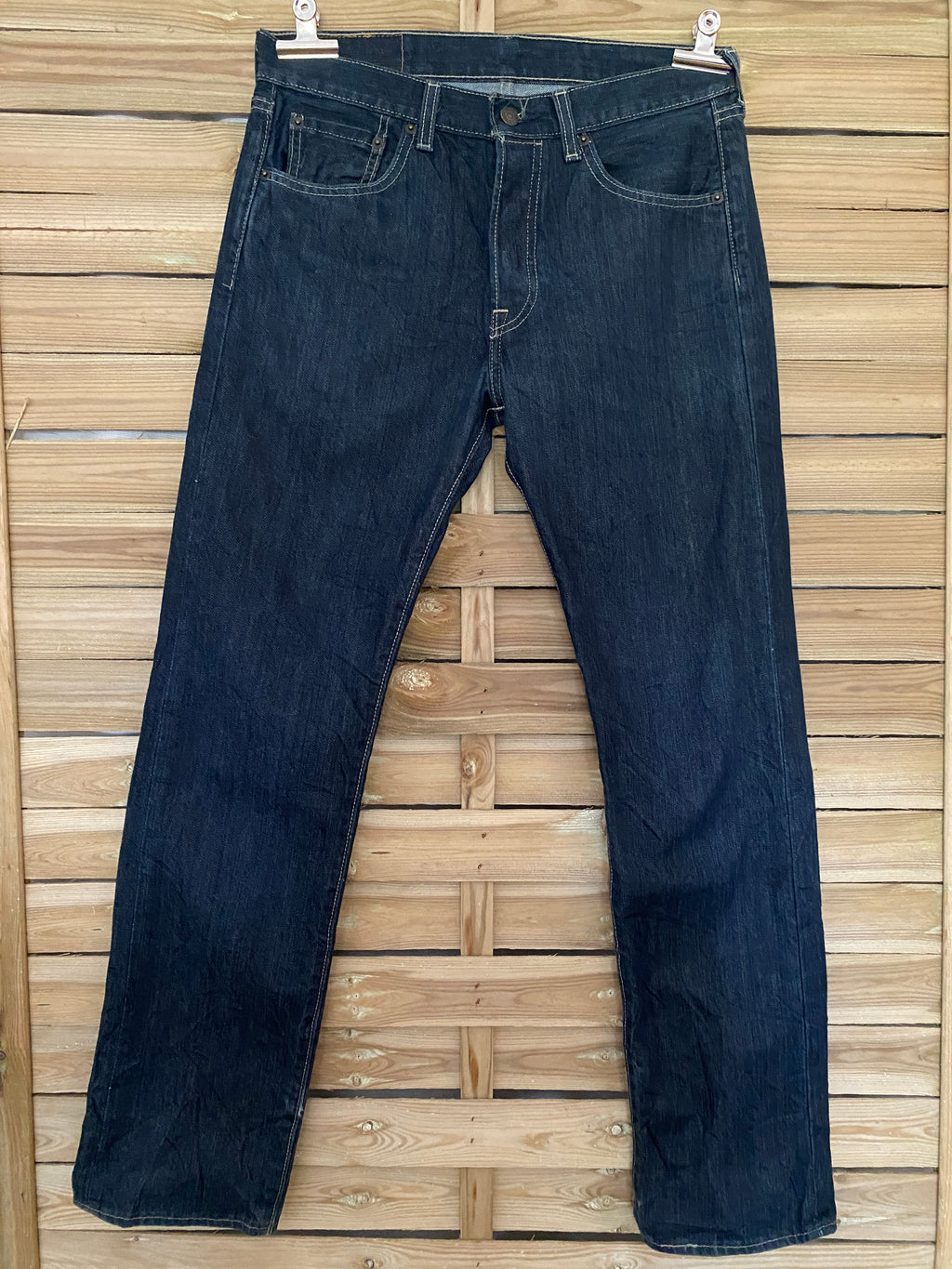 Jean vintage Levi's 501 indigo brut foncé – vue de face globale sur cintre