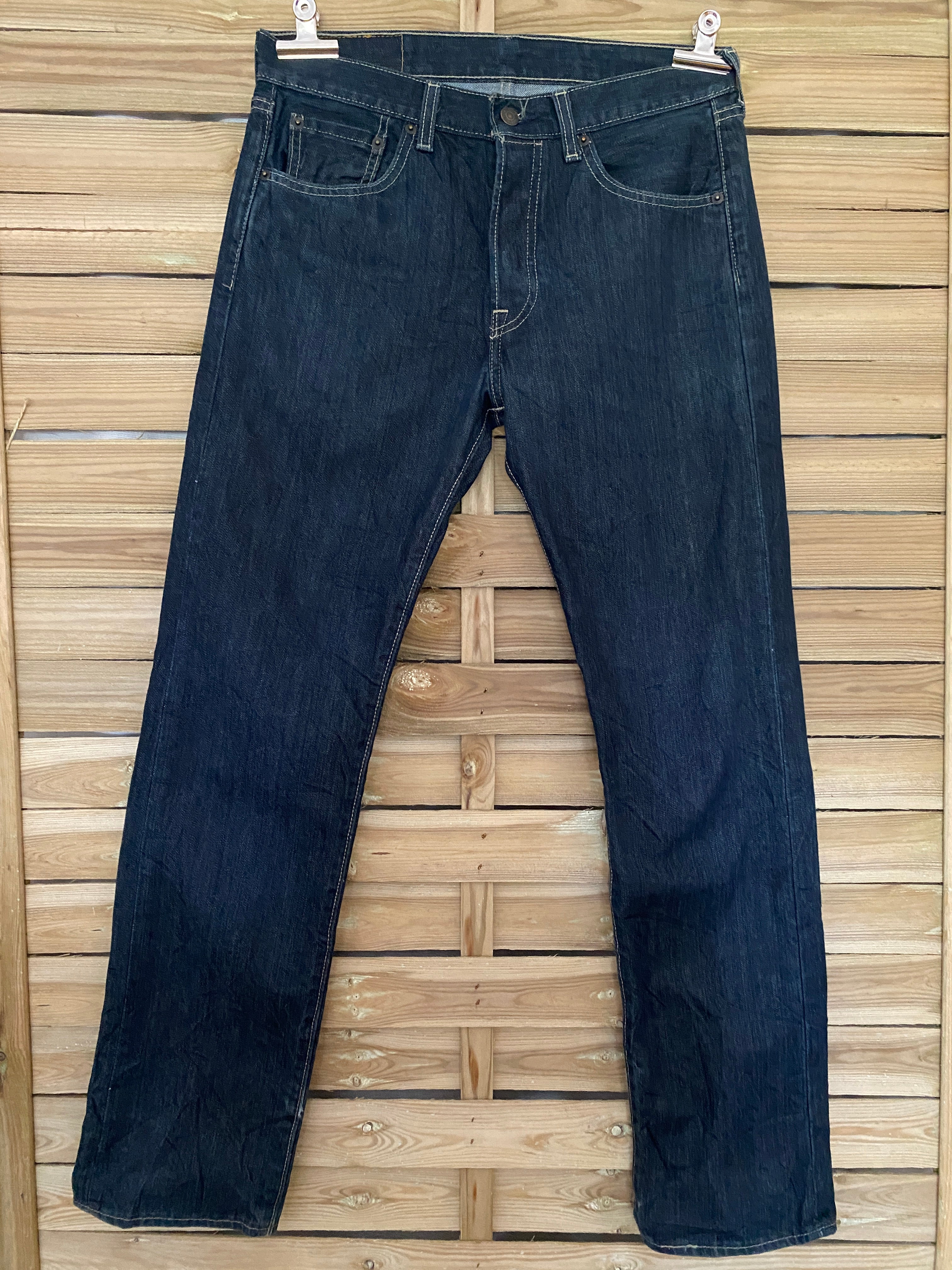 Jean vintage Levi's 501 indigo brut foncé – vue de face globale sur cintre