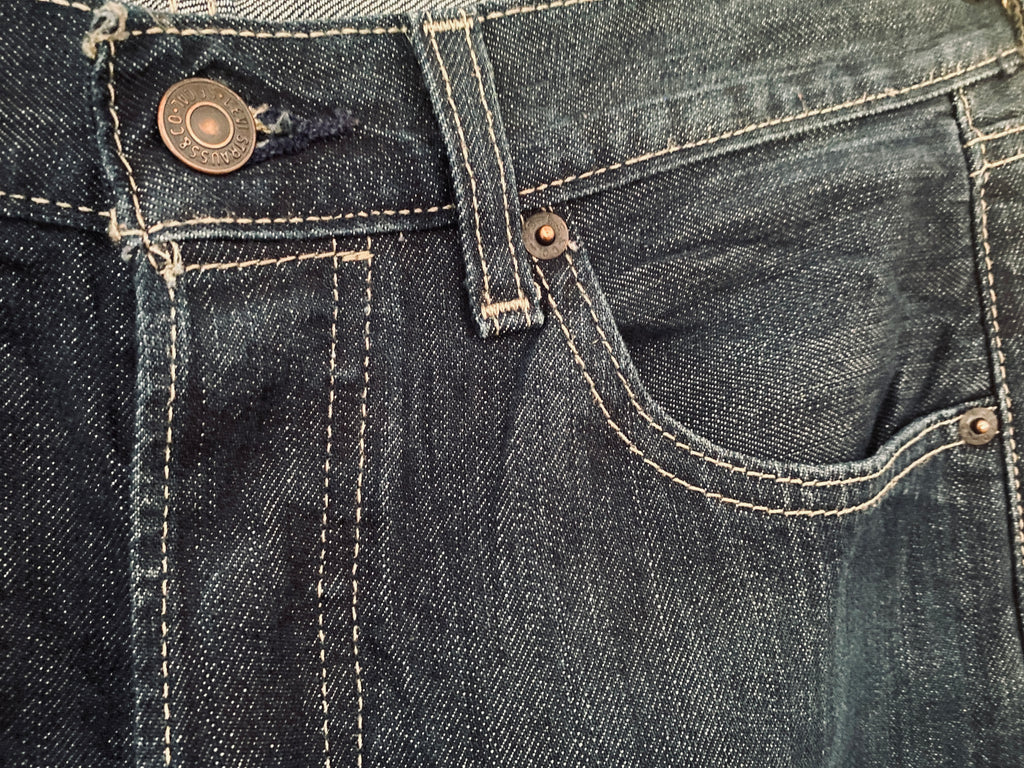 Levi's 501 – détail bouton braguette gravé et poche avant, denim indigo brut