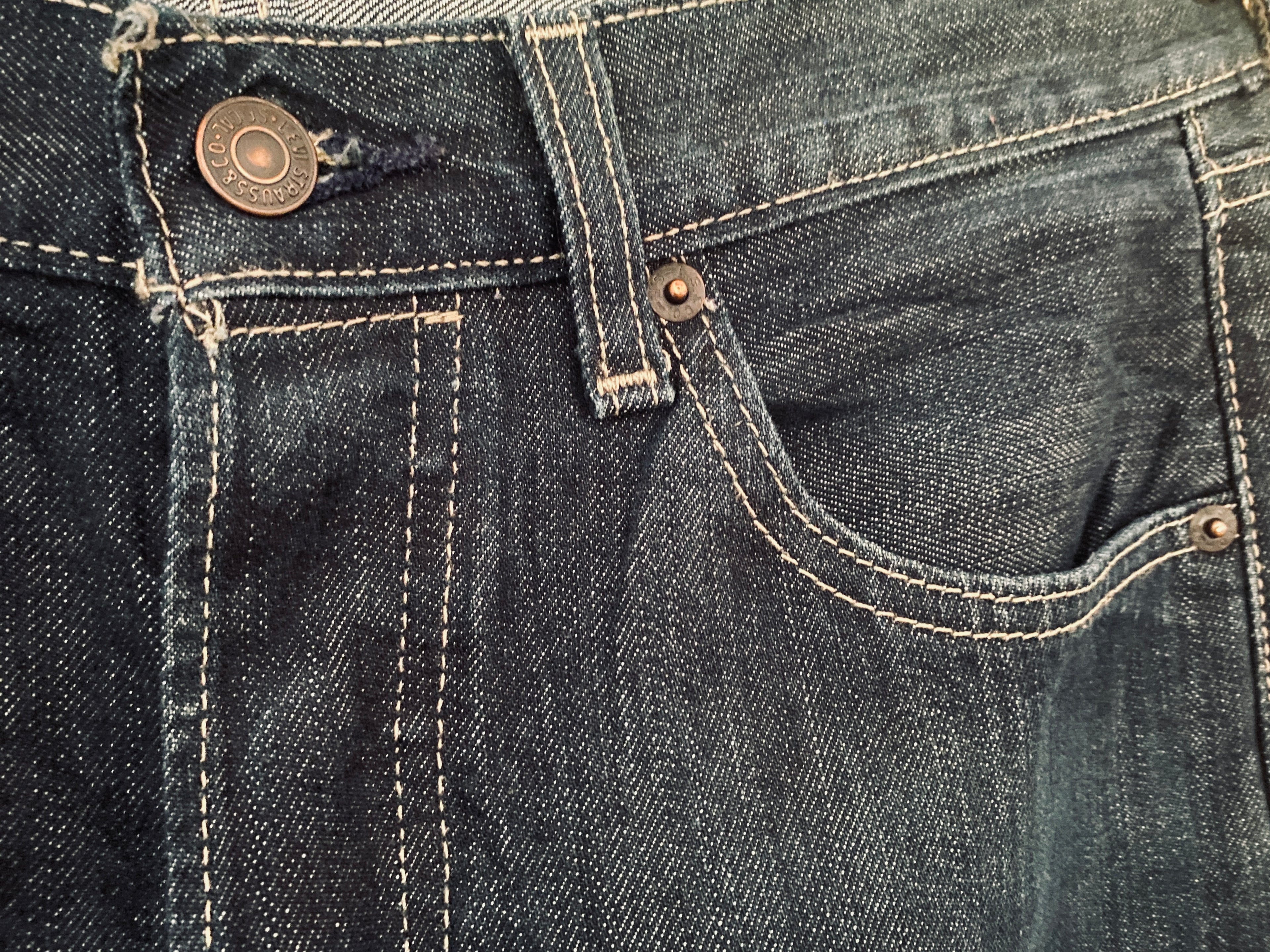 Levi's 501 – détail bouton braguette gravé et poche avant, denim indigo brut