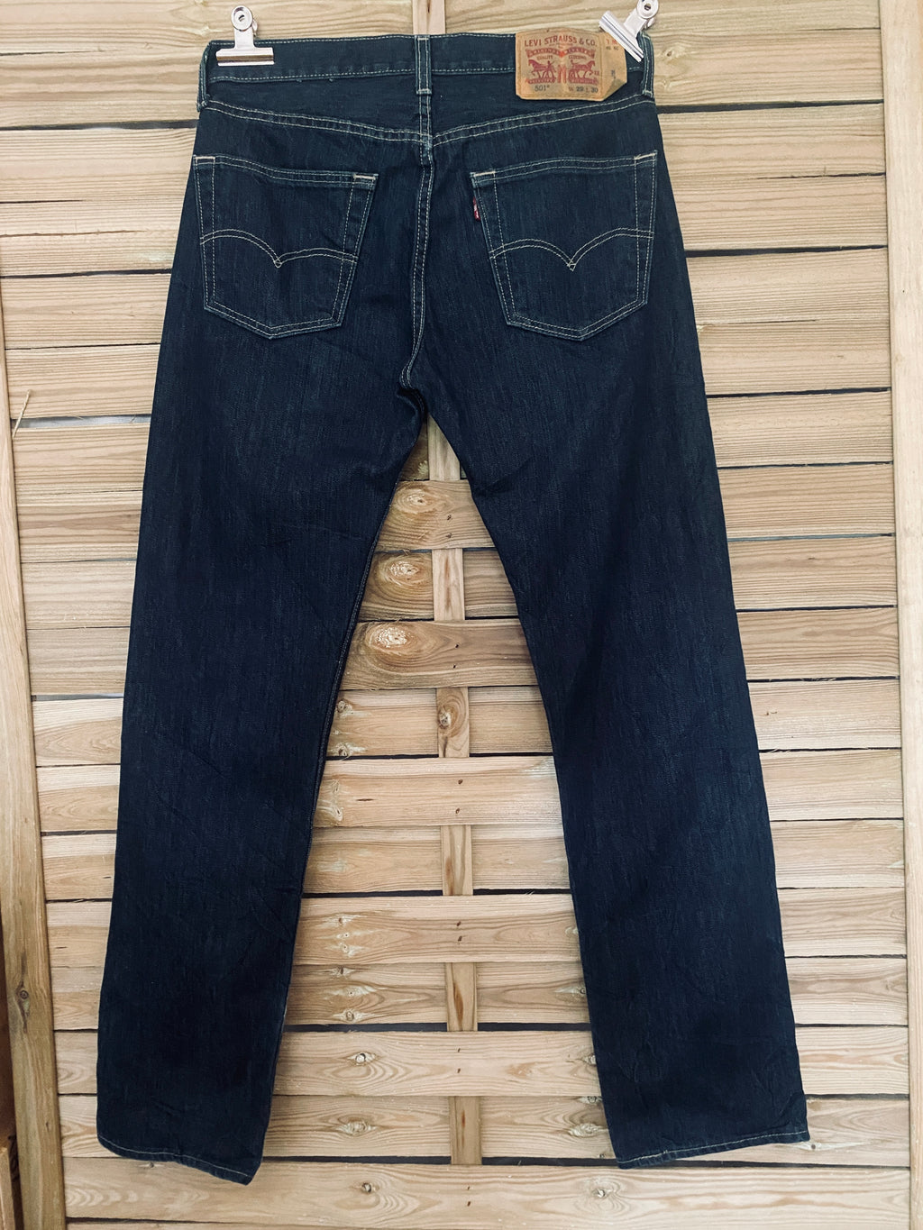 Jean vintage Levi's 501 indigo brut foncé – vue de dos globale sur cintre