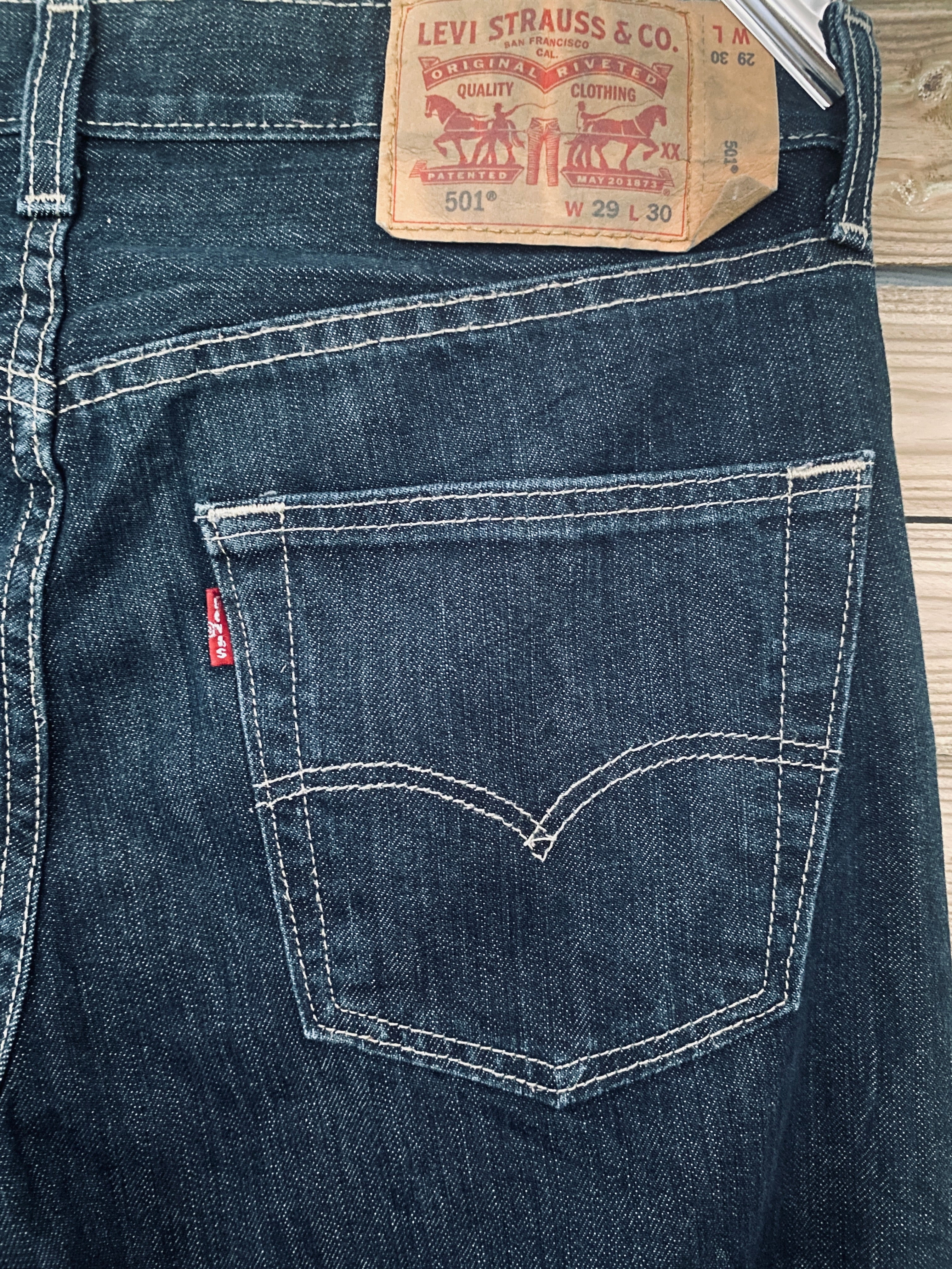 Levi's 501 – vue de dos, détail poche arrière, red tab et patch cuir Two Horse W29 L30
