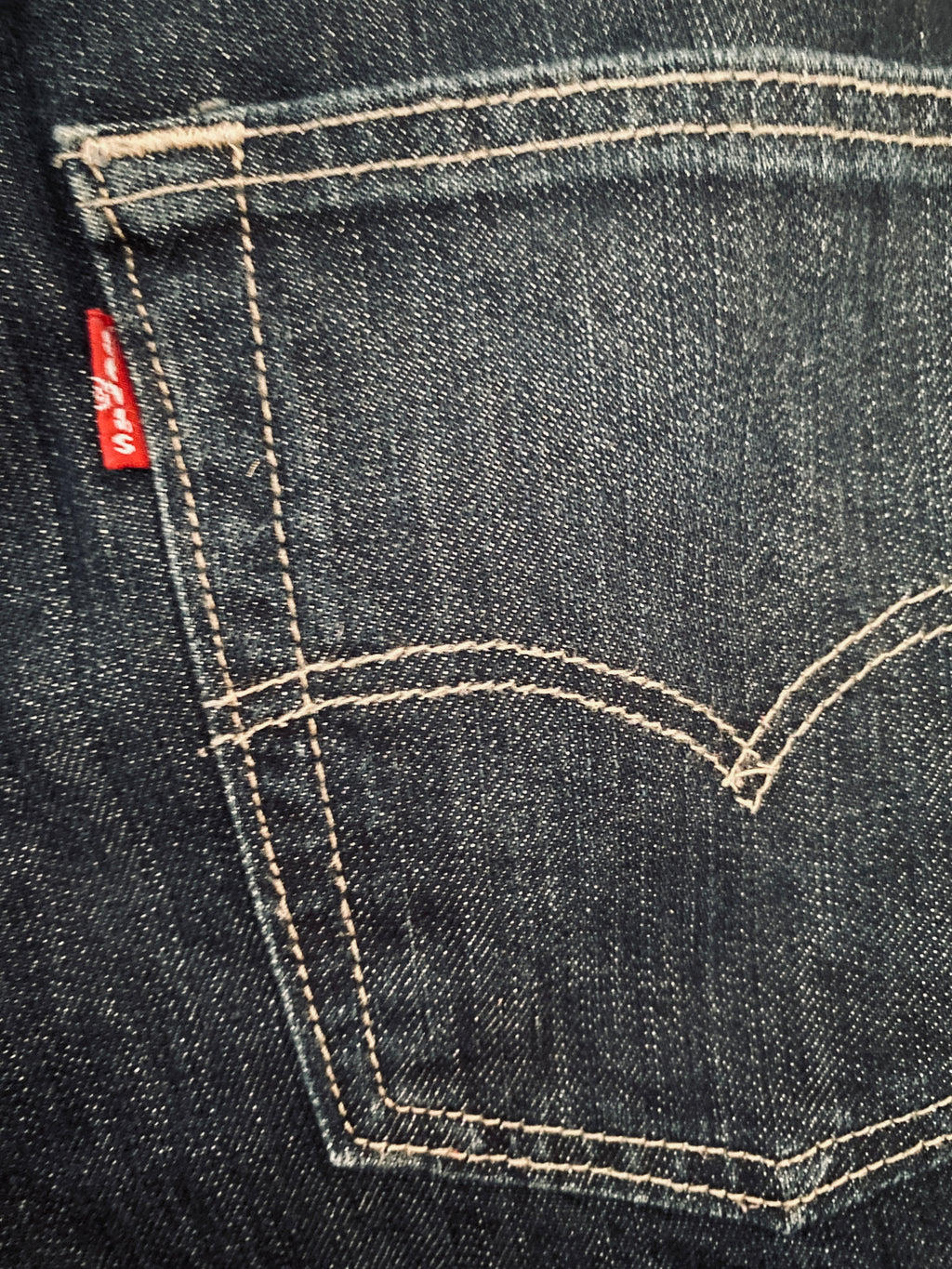 Levi's 501 – gros plan red tab rouge vif sur poche arrière et détail coutures beige doré 