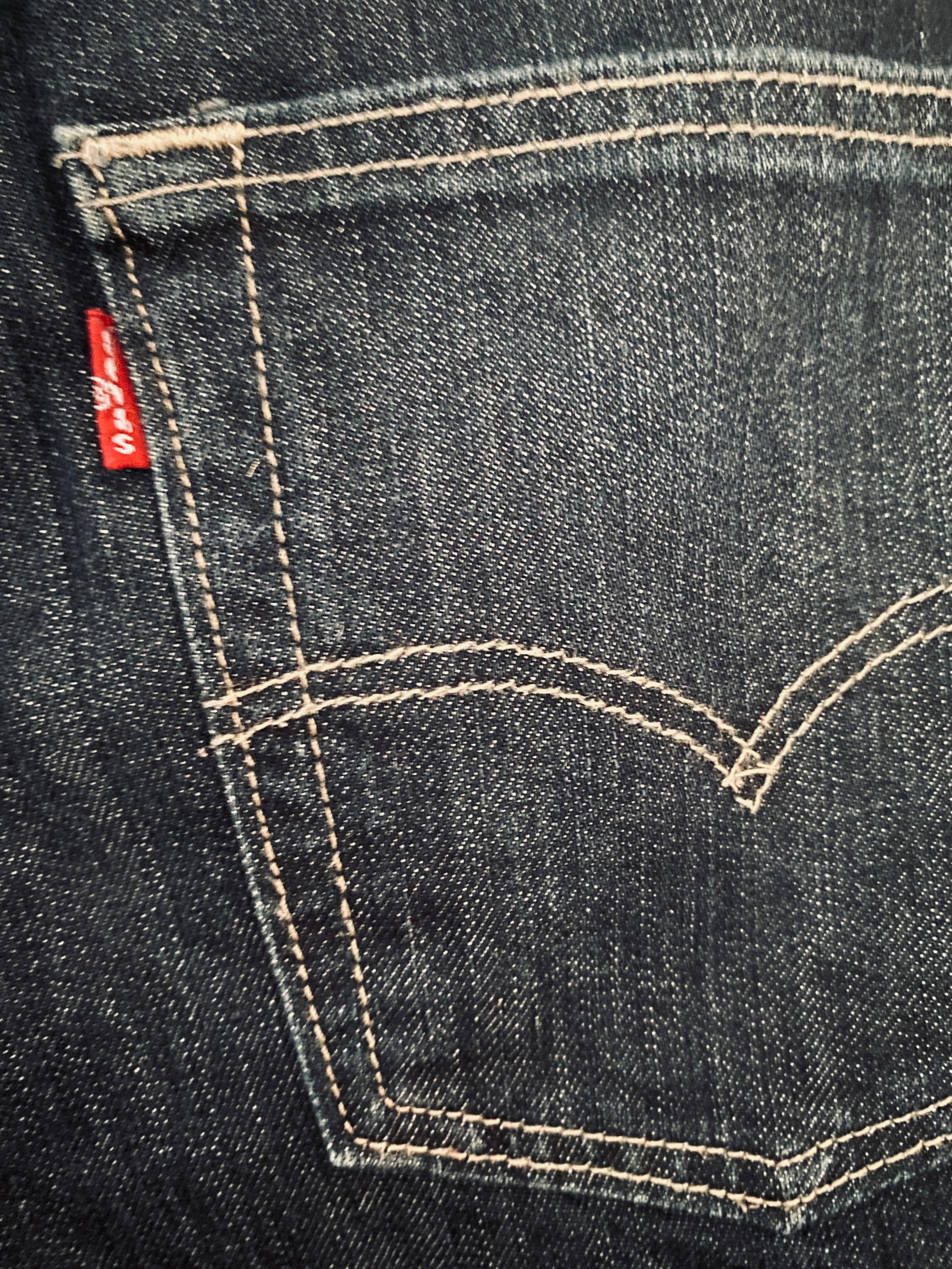 Levi's 501 – gros plan red tab rouge vif sur poche arrière et détail coutures beige doré 