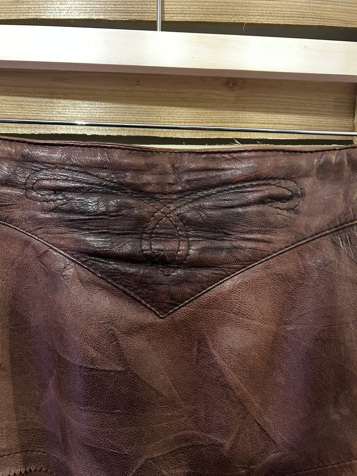 Jupe en cuir véritable marron moiré – Découpes en chevrons – Esprit années 80 – 38/40 estimé