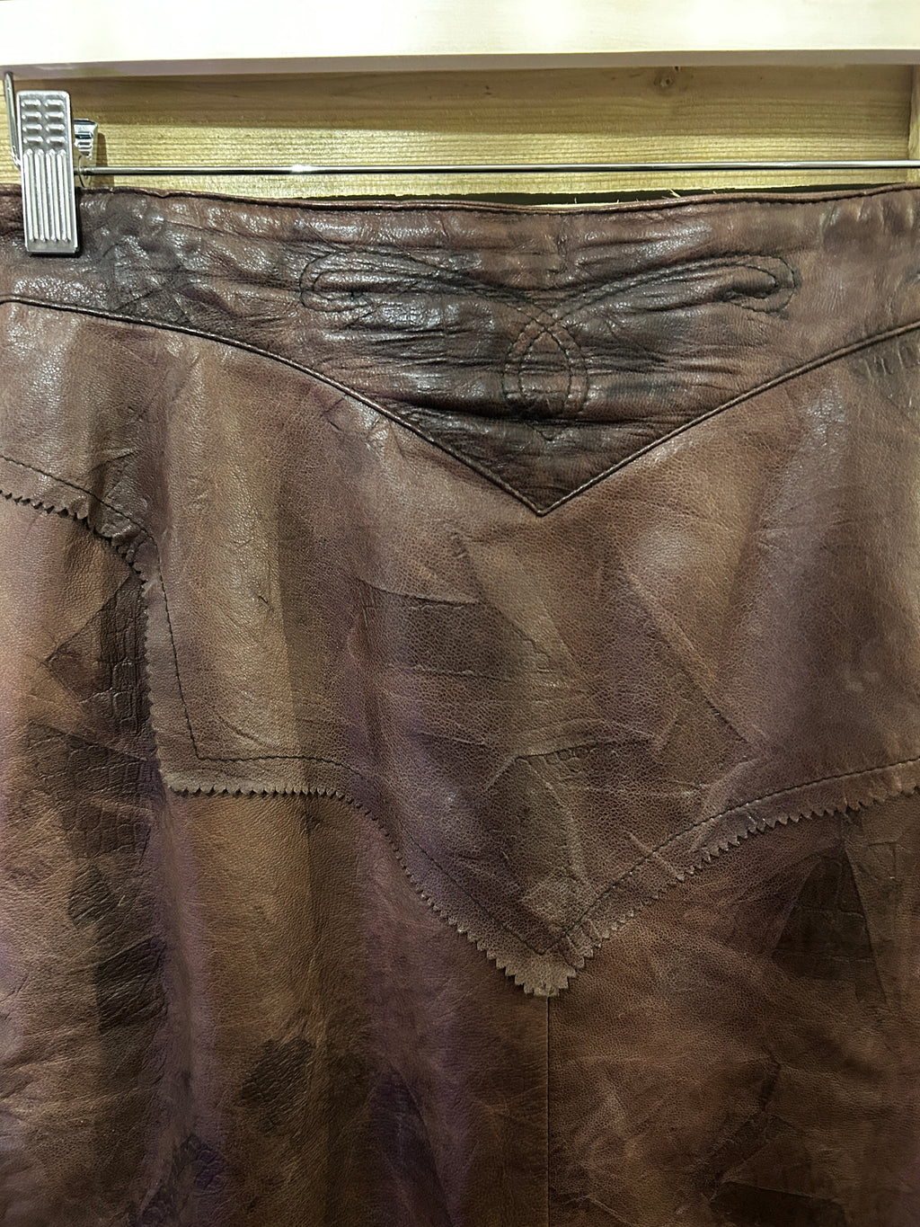 Jupe en cuir véritable marron moiré – Découpes en chevrons – Esprit années 80 – 38/40 estimé