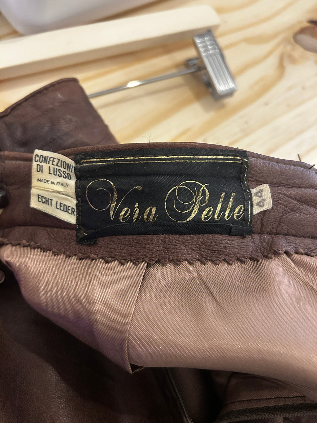 Jupe en cuir véritable marron moiré – Découpes en chevrons – Esprit années 80 – 38/40 estimé
