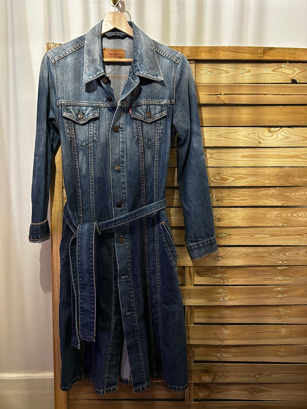 Robe-veste Levi’s en denim bleu délavé – Ceinturée – Taille S