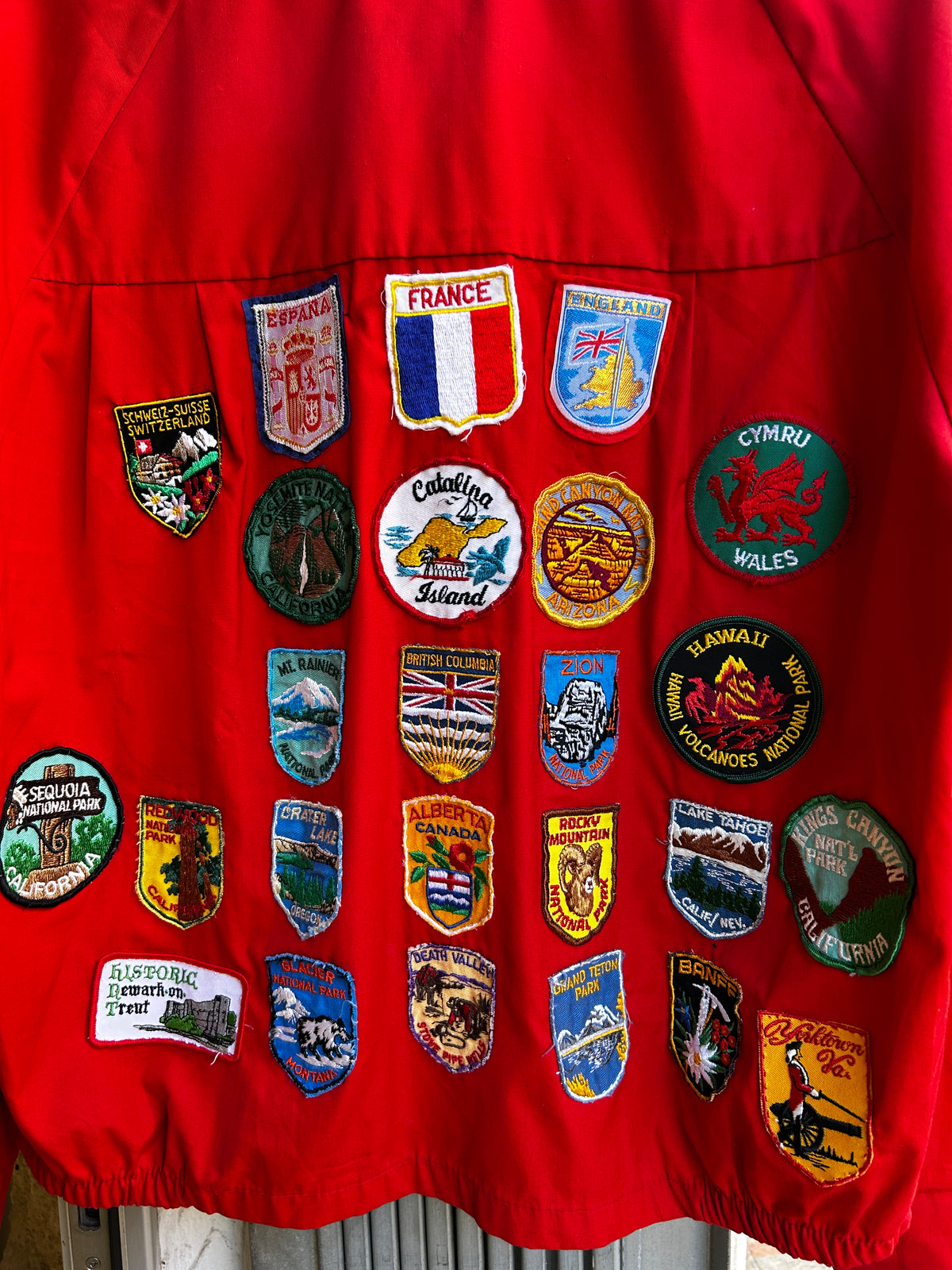 Veste Boy Scouts of America rouge – Écussons de voyages – Taille estimée L/XL