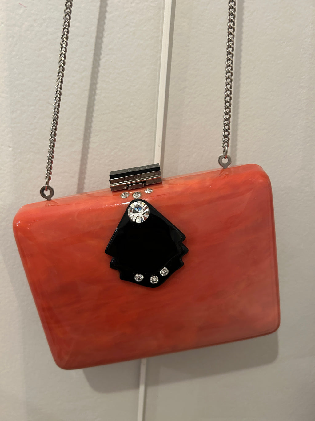 Minaudière Pierre Cardin rose saumon – Décor noir & strass – Chaînette argentée