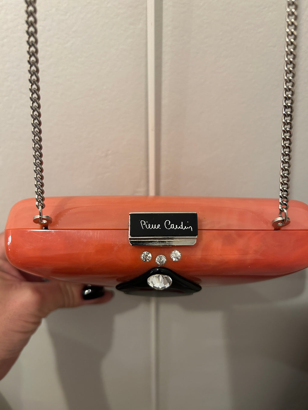 Minaudière Pierre Cardin rose saumon – Décor noir & strass – Chaînette argentée