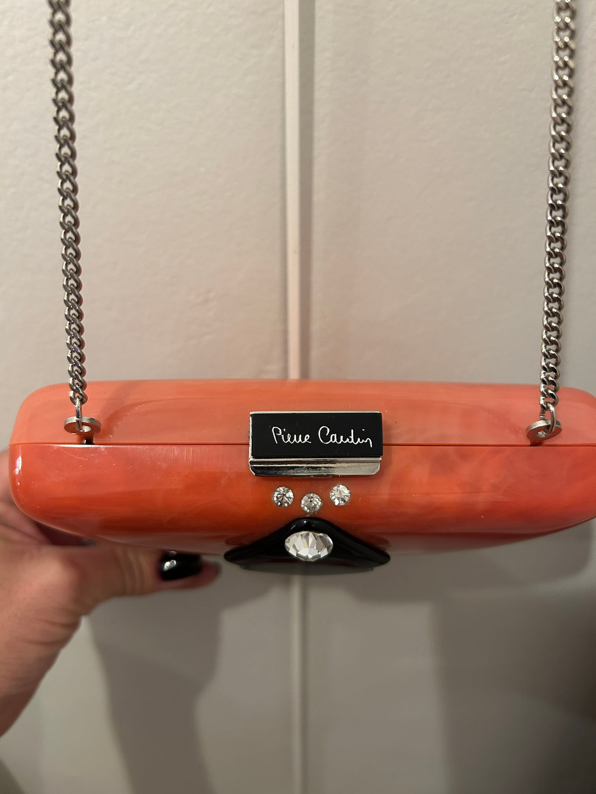 Minaudière Pierre Cardin rose saumon – Décor noir & strass – Chaînette argentée