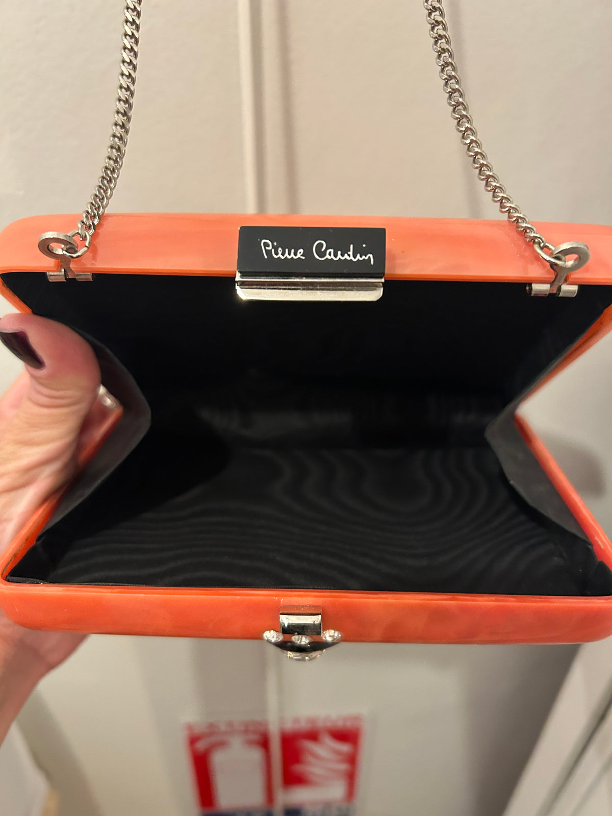 Minaudière Pierre Cardin rose saumon – Décor noir & strass – Chaînette argentée