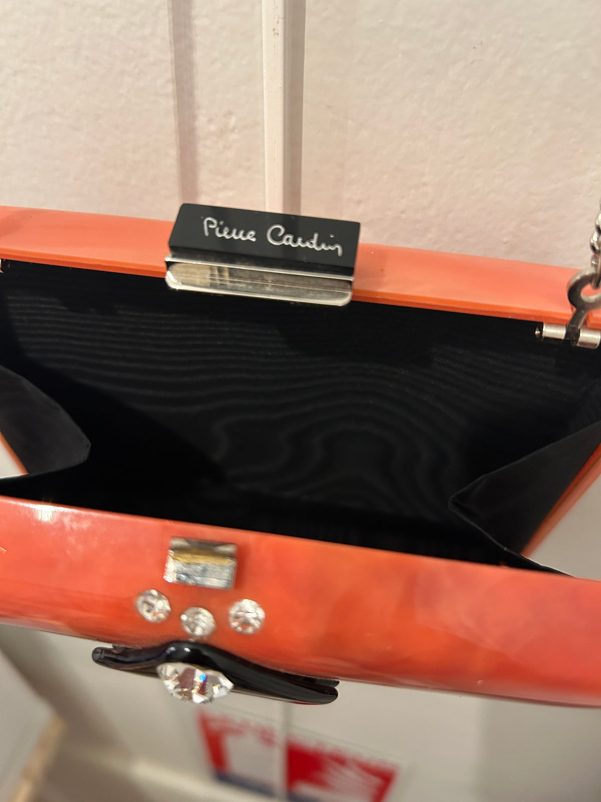 Minaudière Pierre Cardin rose saumon – Décor noir & strass – Chaînette argentée