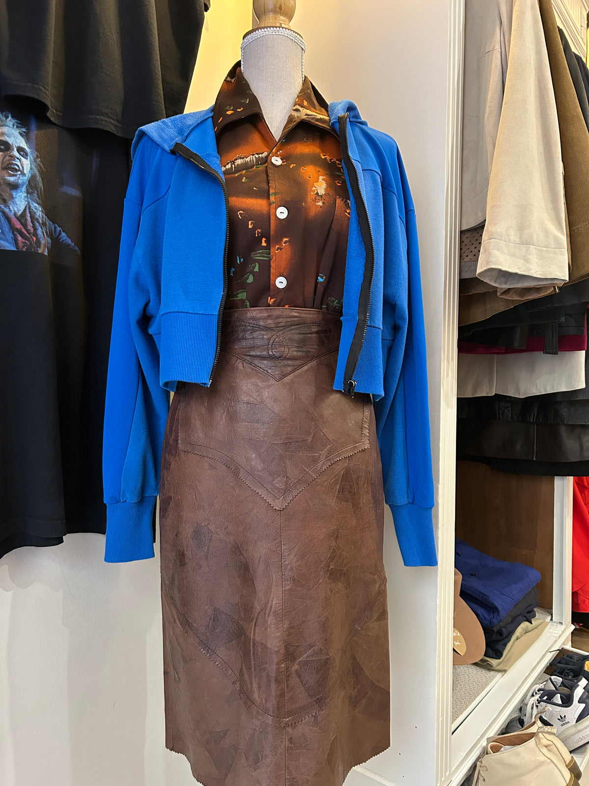 Jupe en cuir véritable marron moiré – Découpes en chevrons – Esprit années 80 – 38/40 estimé