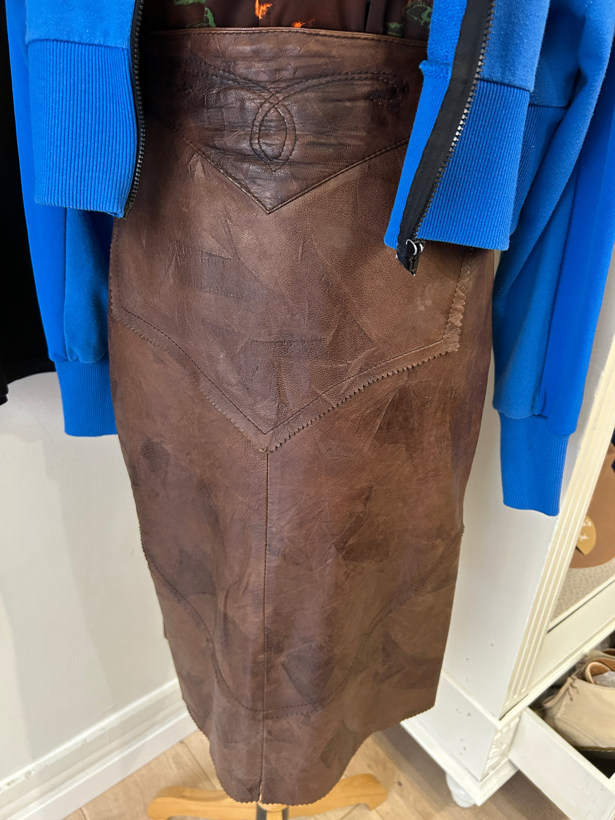 Jupe en cuir véritable marron moiré – Découpes en chevrons – Esprit années 80 – 38/40 estimé