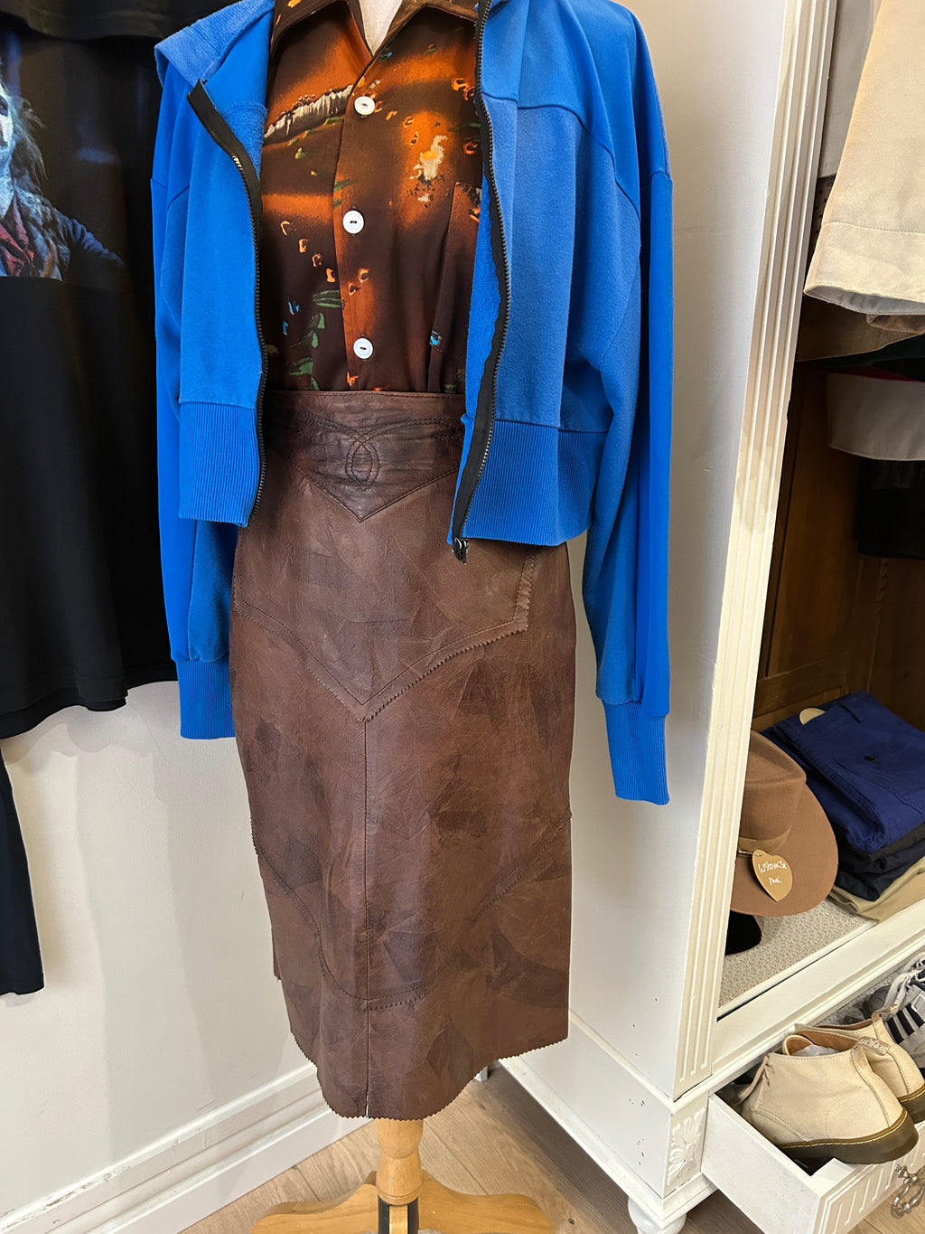Jupe en cuir véritable marron moiré – Découpes en chevrons – Esprit années 80 – 38/40 estimé