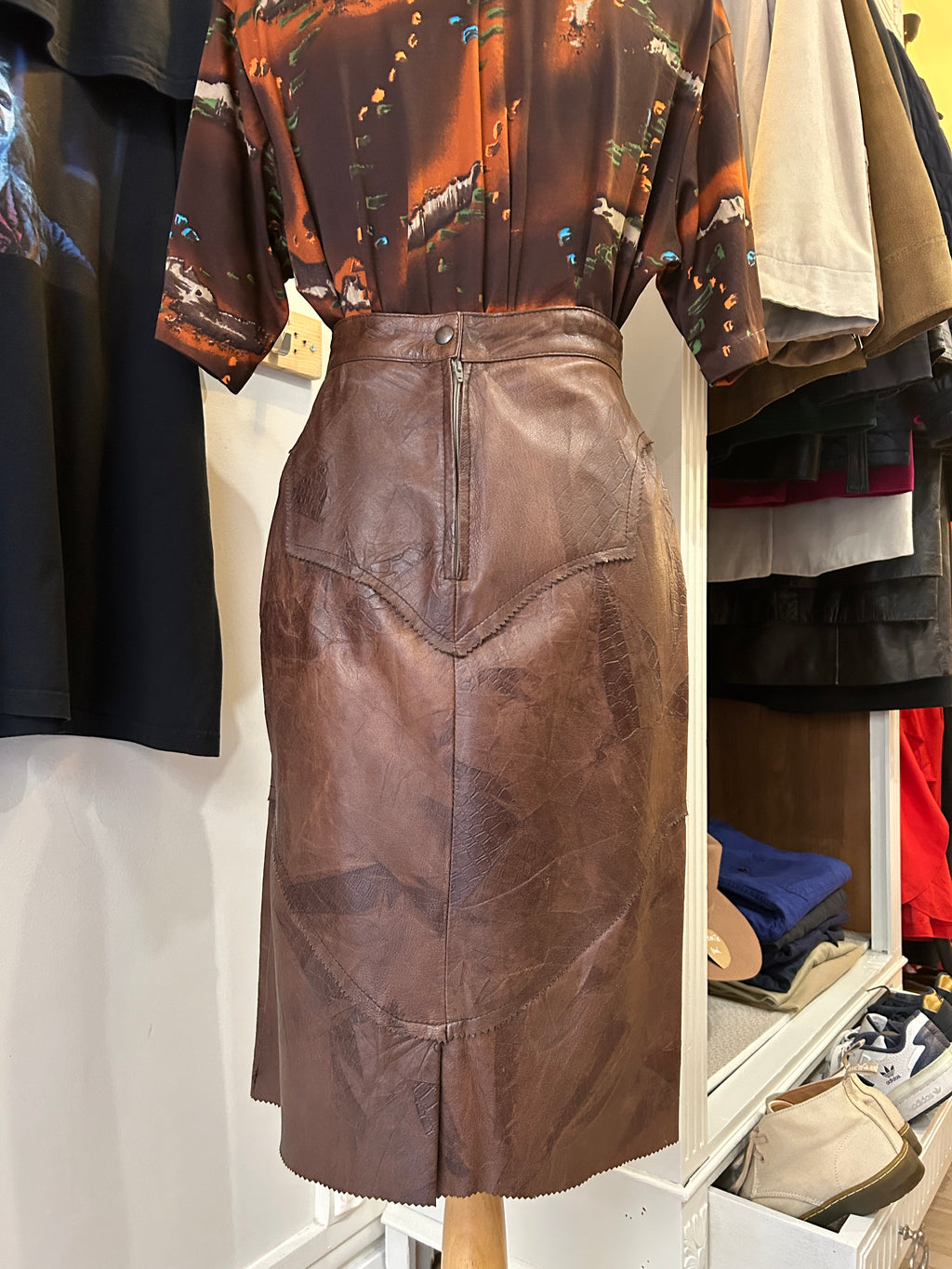 Jupe en cuir véritable marron moiré – Découpes en chevrons – Esprit années 80 – 38/40 estimé