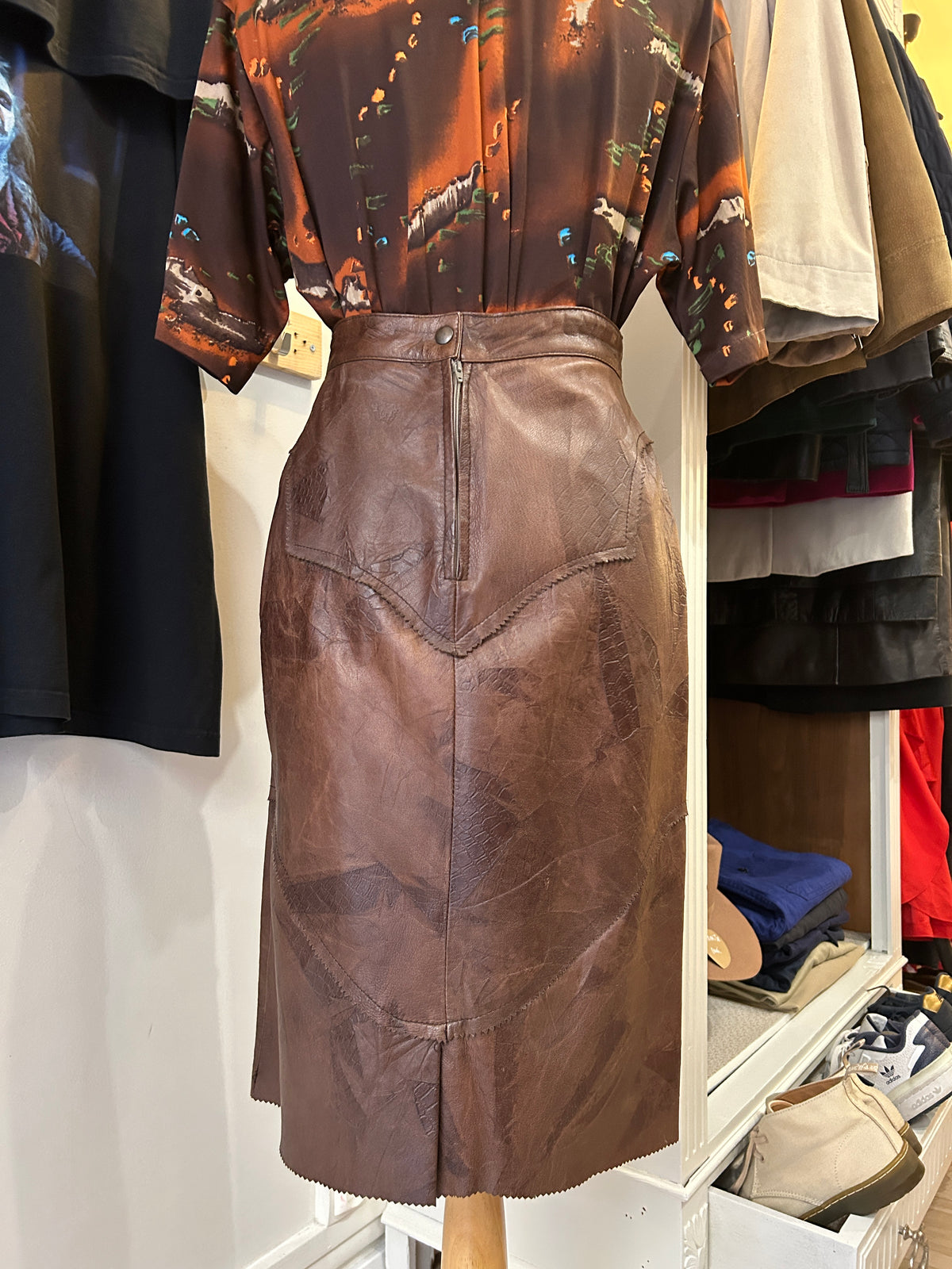 Jupe en cuir véritable marron moiré – Découpes en chevrons – Esprit années 80 – 38/40 estimé