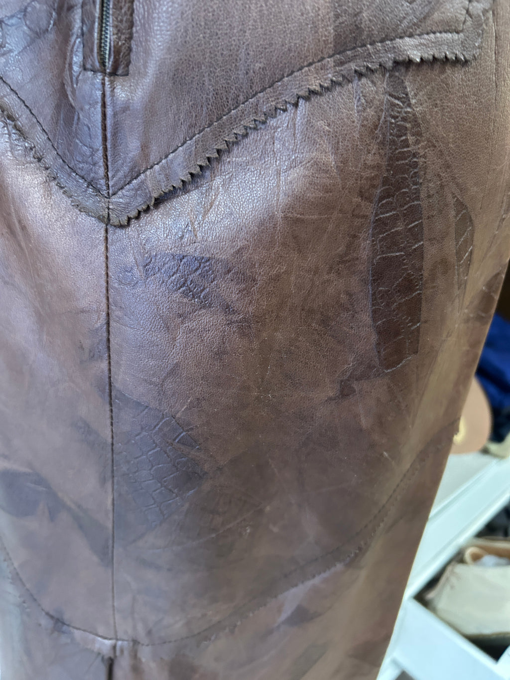 Jupe en cuir véritable marron moiré – Découpes en chevrons – Esprit années 80 – 38/40 estimé
