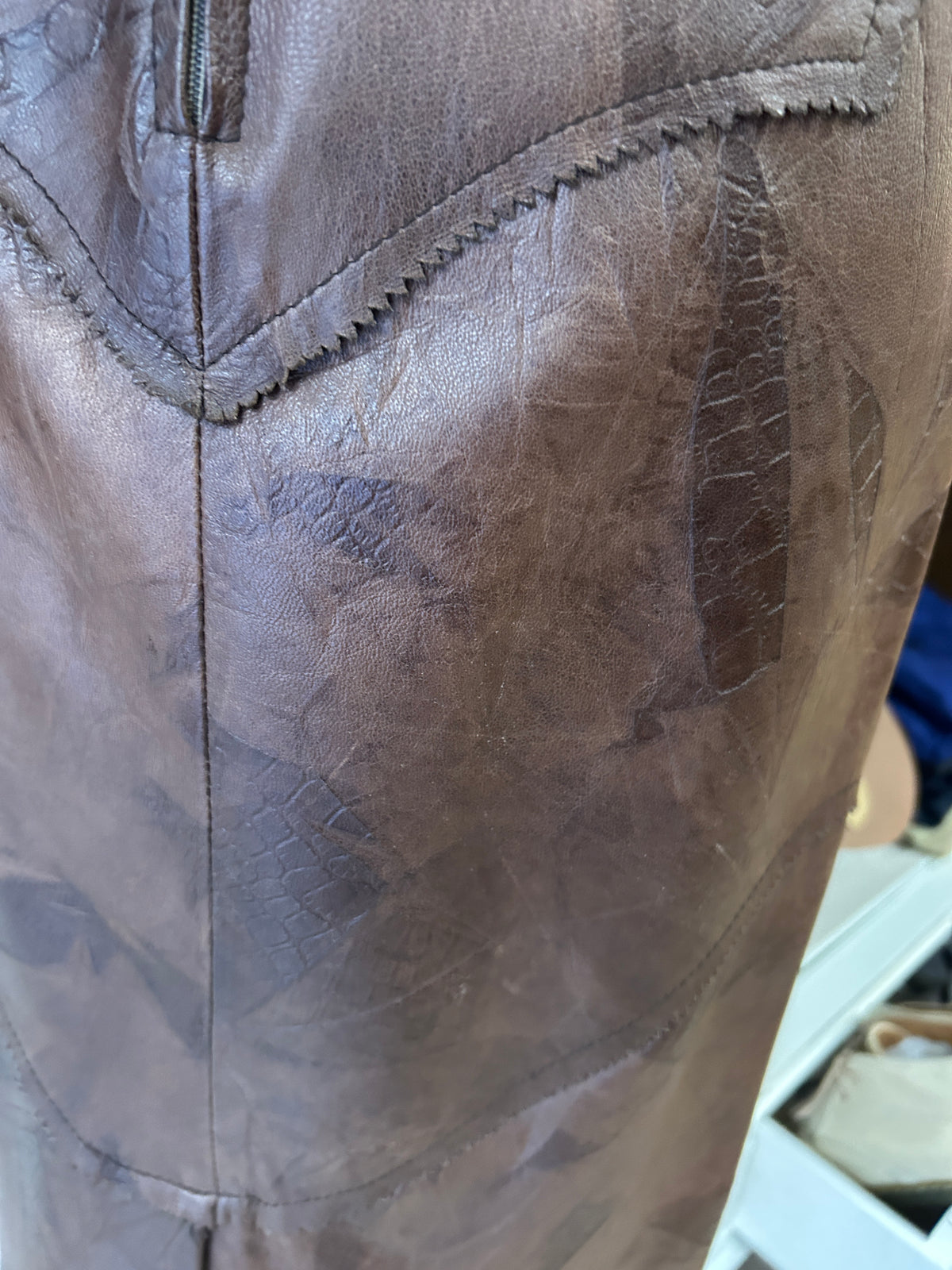 Jupe en cuir véritable marron moiré – Découpes en chevrons – Esprit années 80 – 38/40 estimé